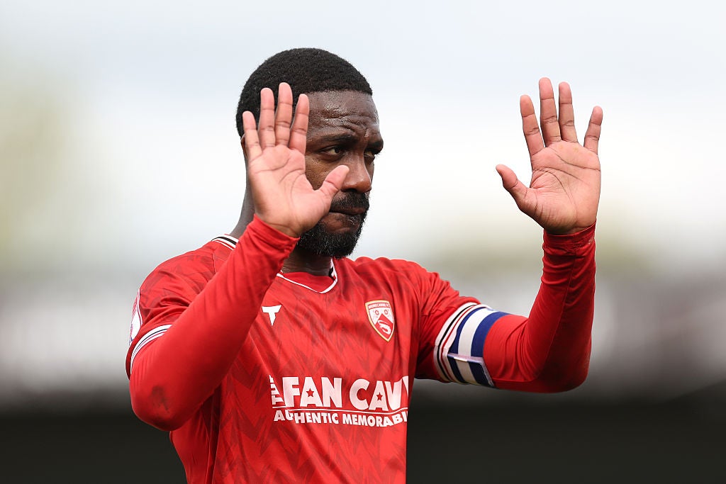 Kapitán Morecambe Yann Songo'o se omlouval svým fanouškům, protože jejich sestup z ligy dva bylo potvrzeno