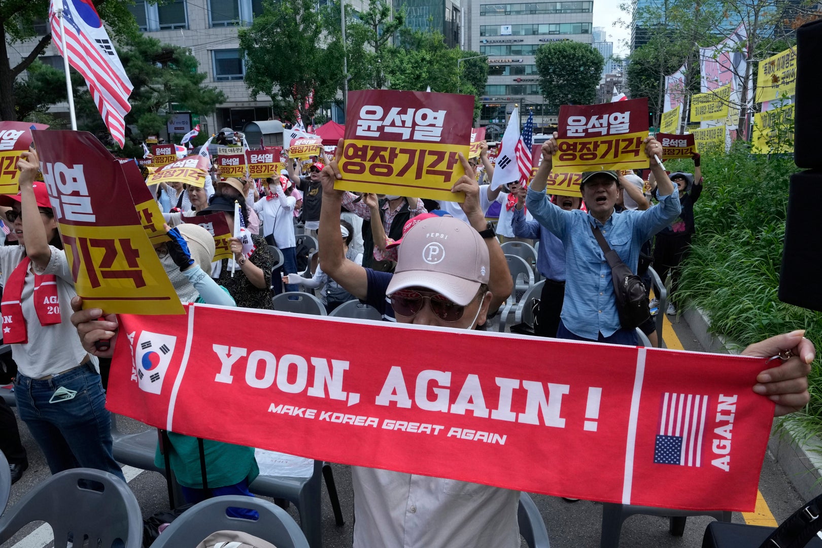 Supporters of former South Korean president Yoon Suk Yeol stage a rally against a hearing to review a special prosecutor's request for his arrest near the Seoul Central District Court in Seoul, South Korea