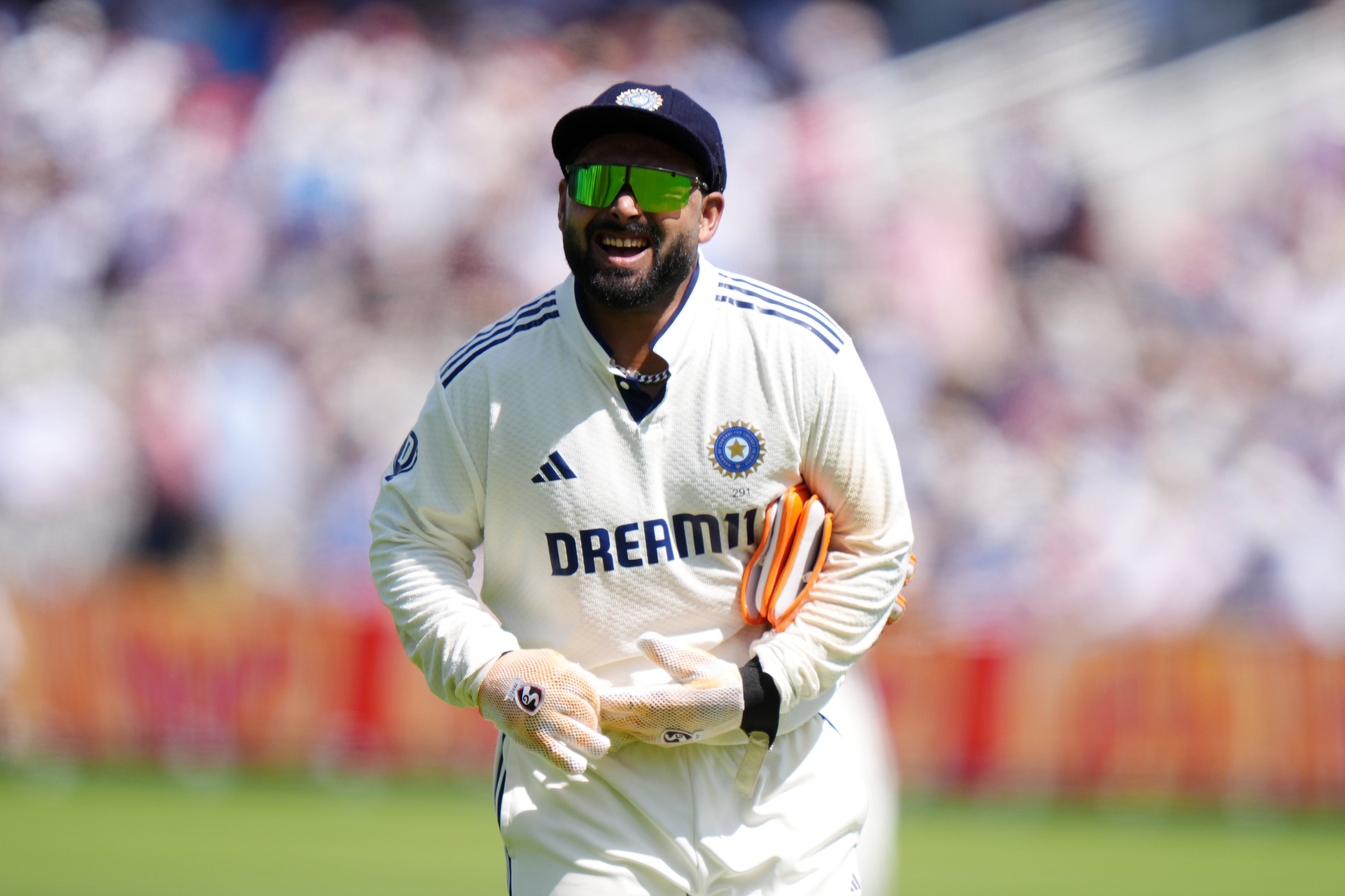 Rishabh Pant left the field after injuring his finger