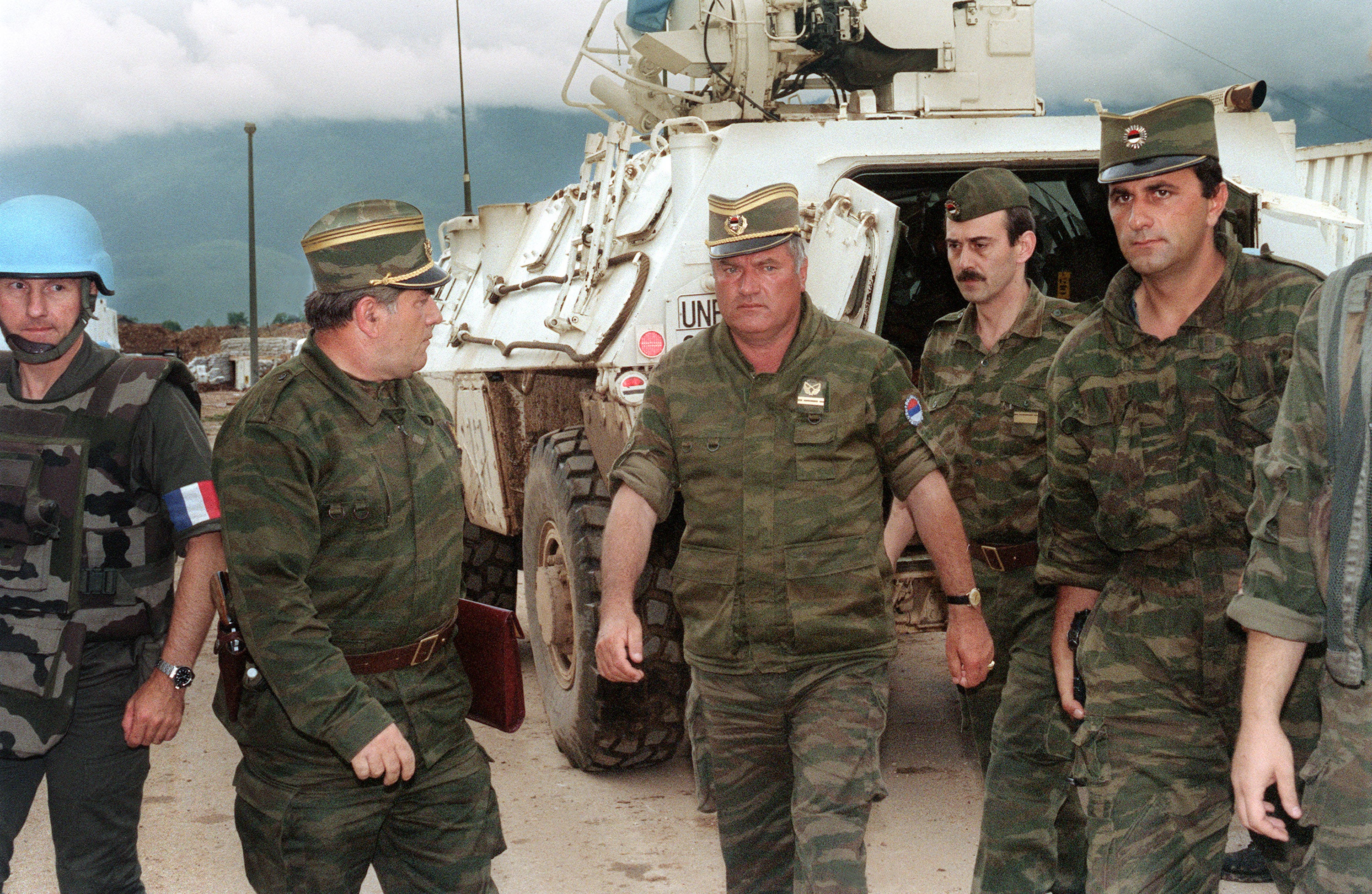 Ratko Mladic, centre, in 1993