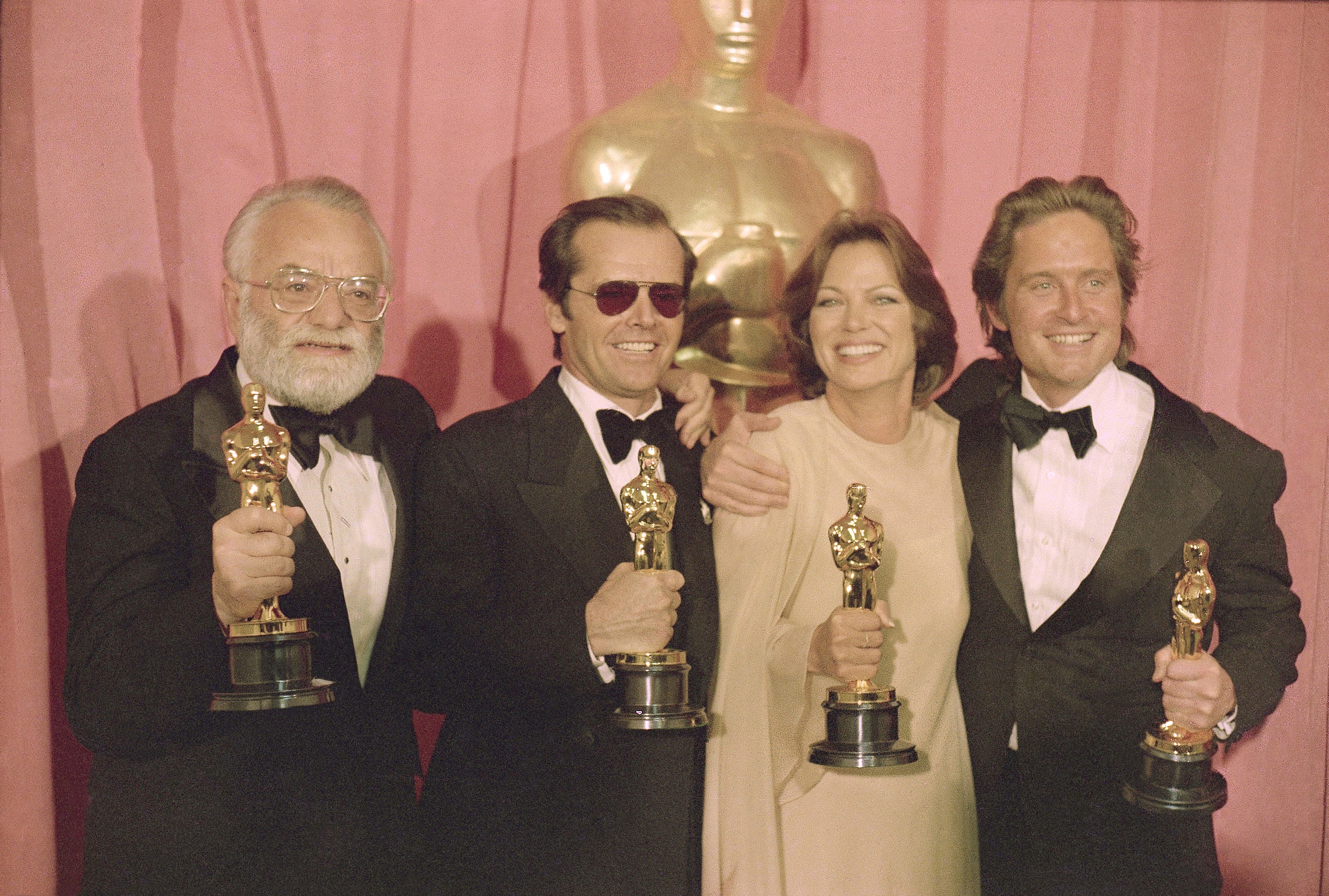 С лева, редитељ Милош Форман, Николсон, Луиз Флечер и копродуцент Мајкл Даглас, са својим Оскарима за филм 