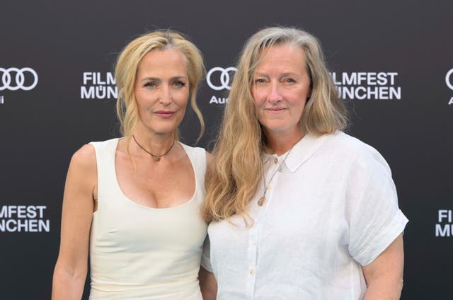 <p>Author Raynor Winn poses with Gillian Anderson</p>