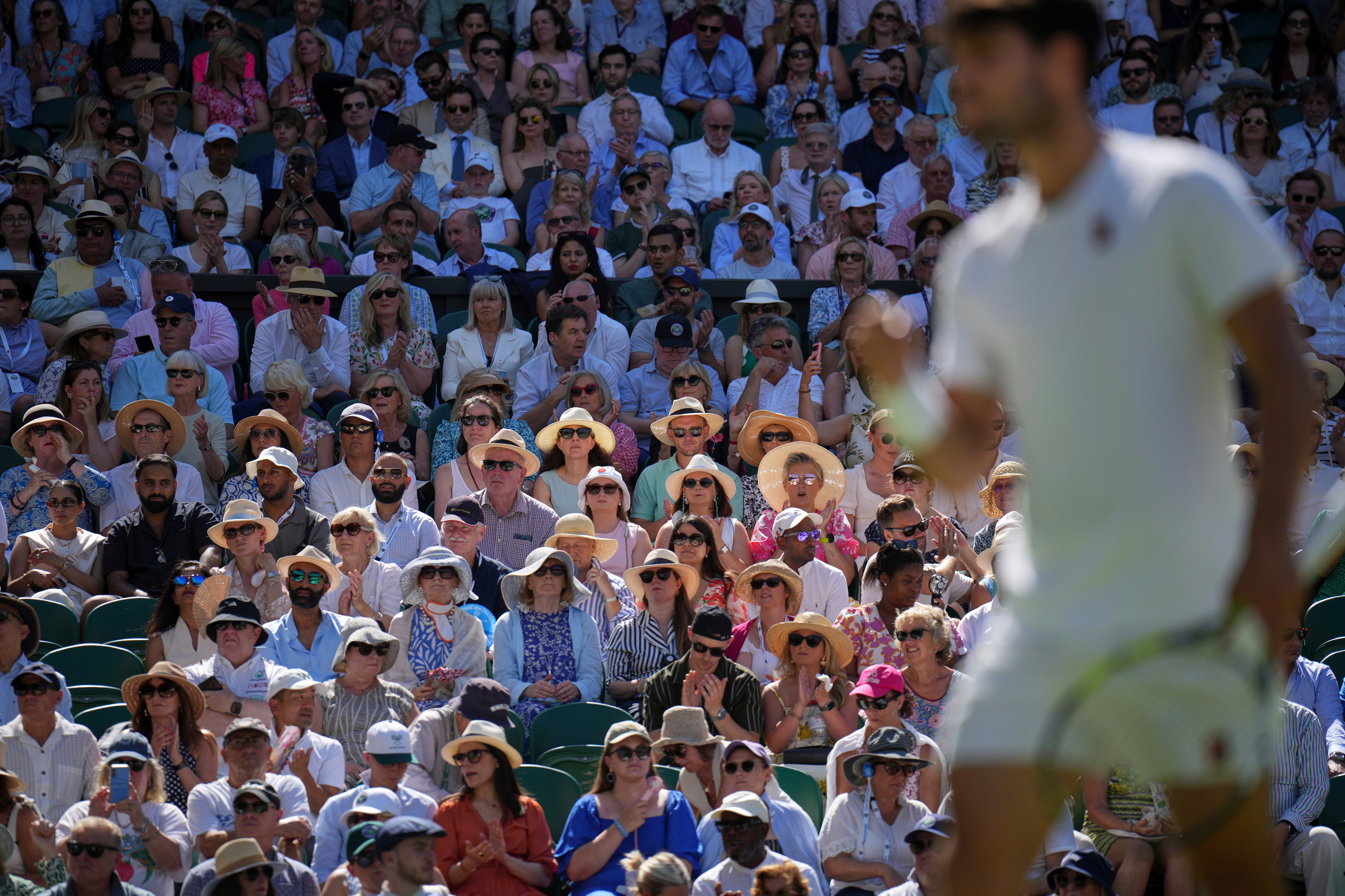 Tennis fans in the sun