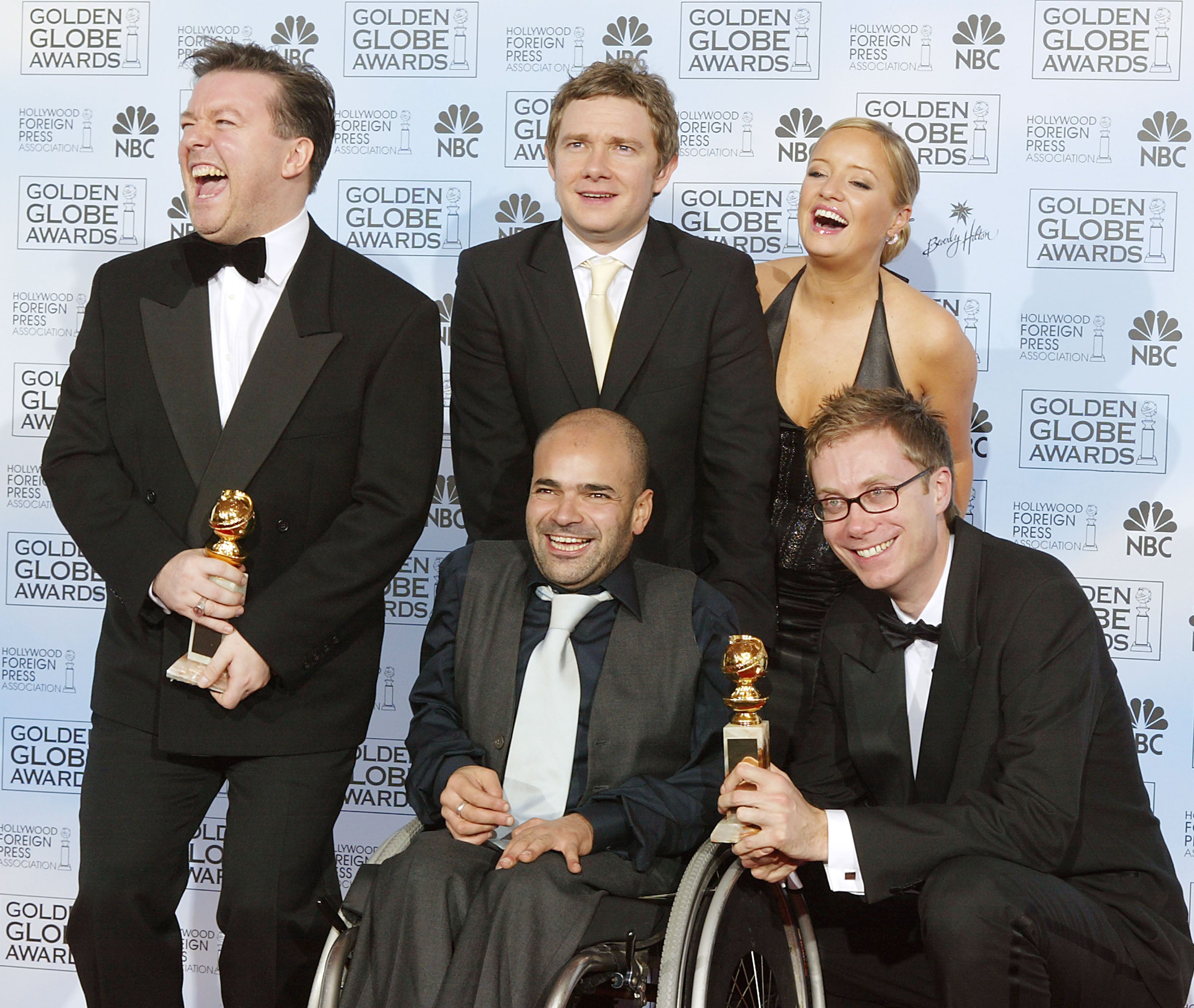 Ash Atalla (onderste centrum) en 'The Office' cast bij de Golden Globe Awards 2004