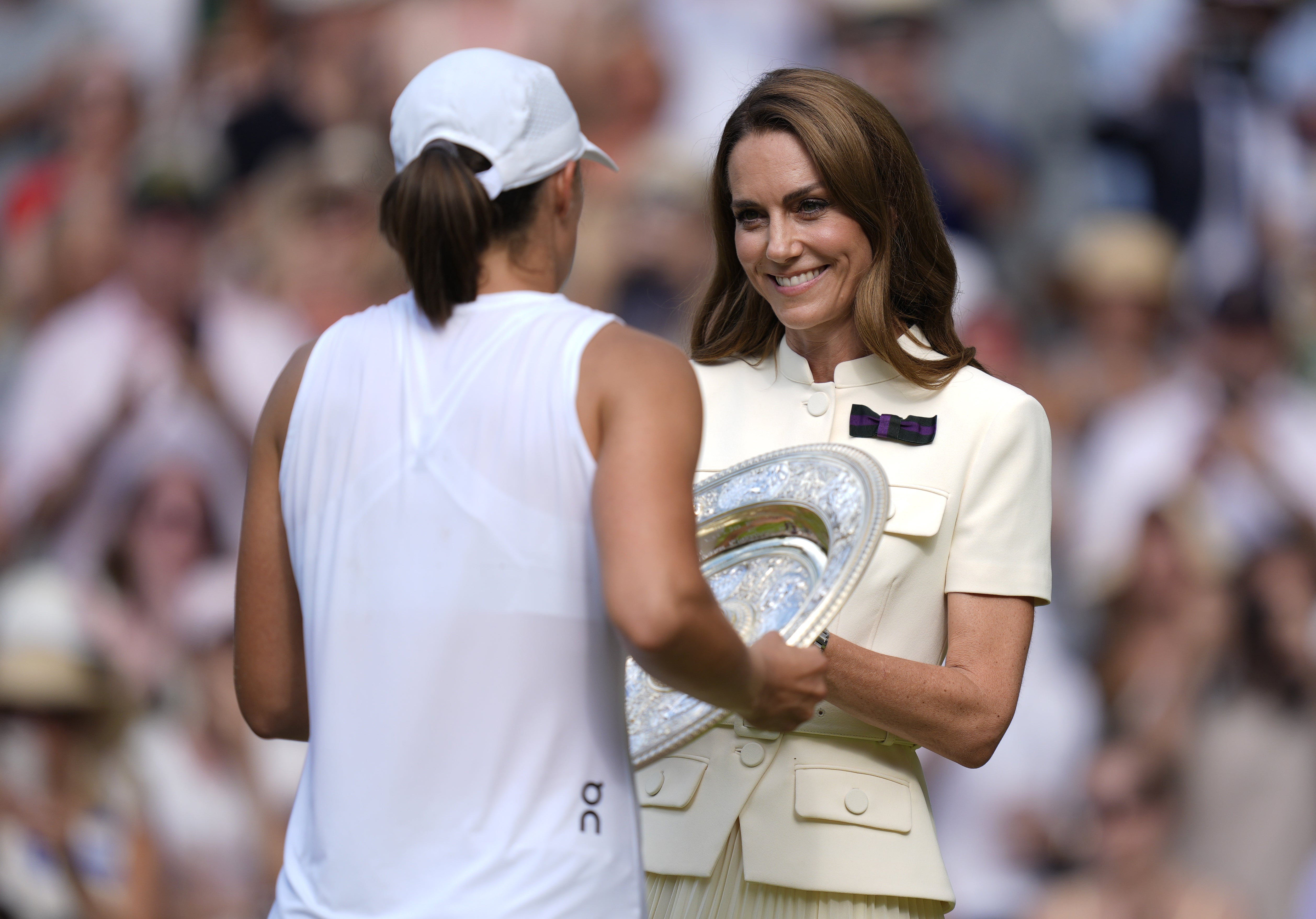 The Princess of Wales presents the Venus Rosewater Dish to Iga Swiatek (Andrew Matthews/PA)