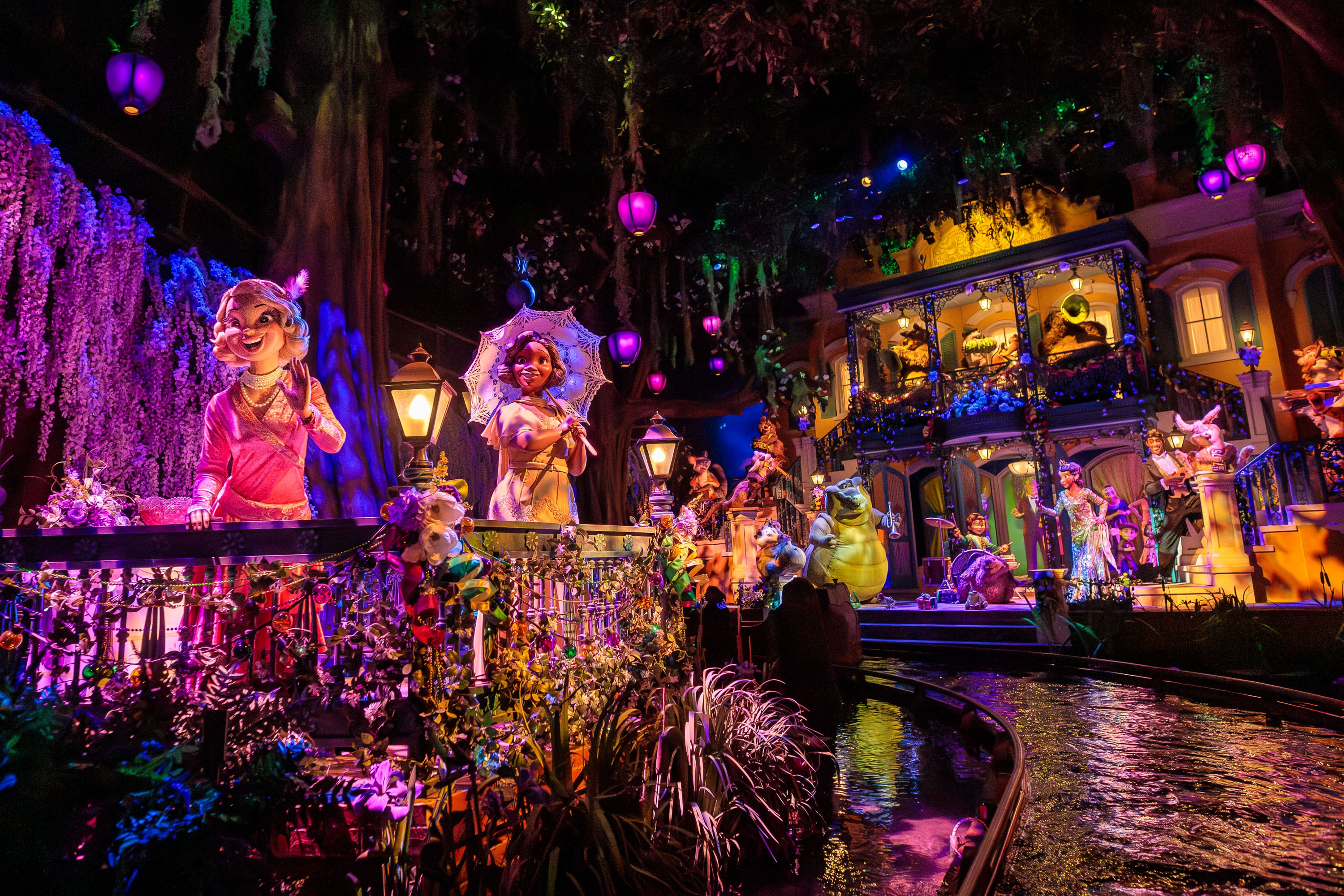 La familia Vance visitó el reconsiderado viaje de Adventure Bayou de Tiana el sábado a pesar de la desaprobación de otros legisladores republicanos por el hecho de que otros legisladores republicanos fueron reconsiderados de la montaña Splash original.