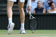 Wimbledon crowd boo spectator after champagne cork interrupts Alcaraz-Sinner final