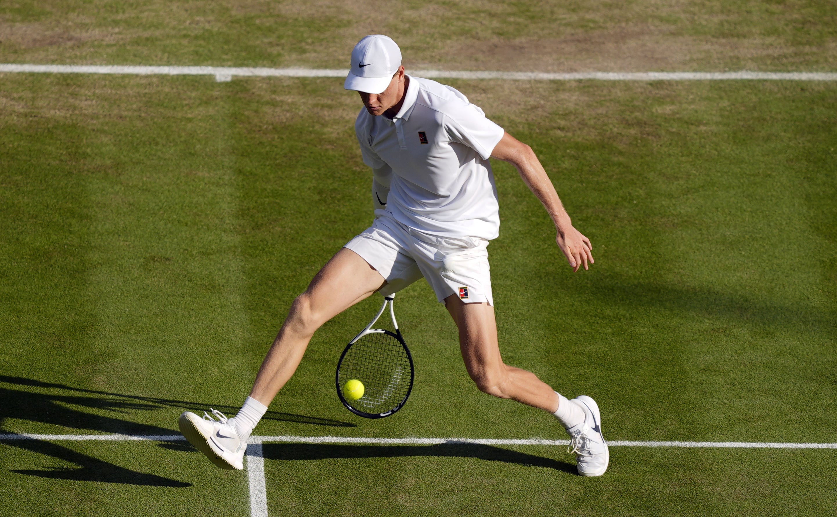 Sinner plays a tweener volley