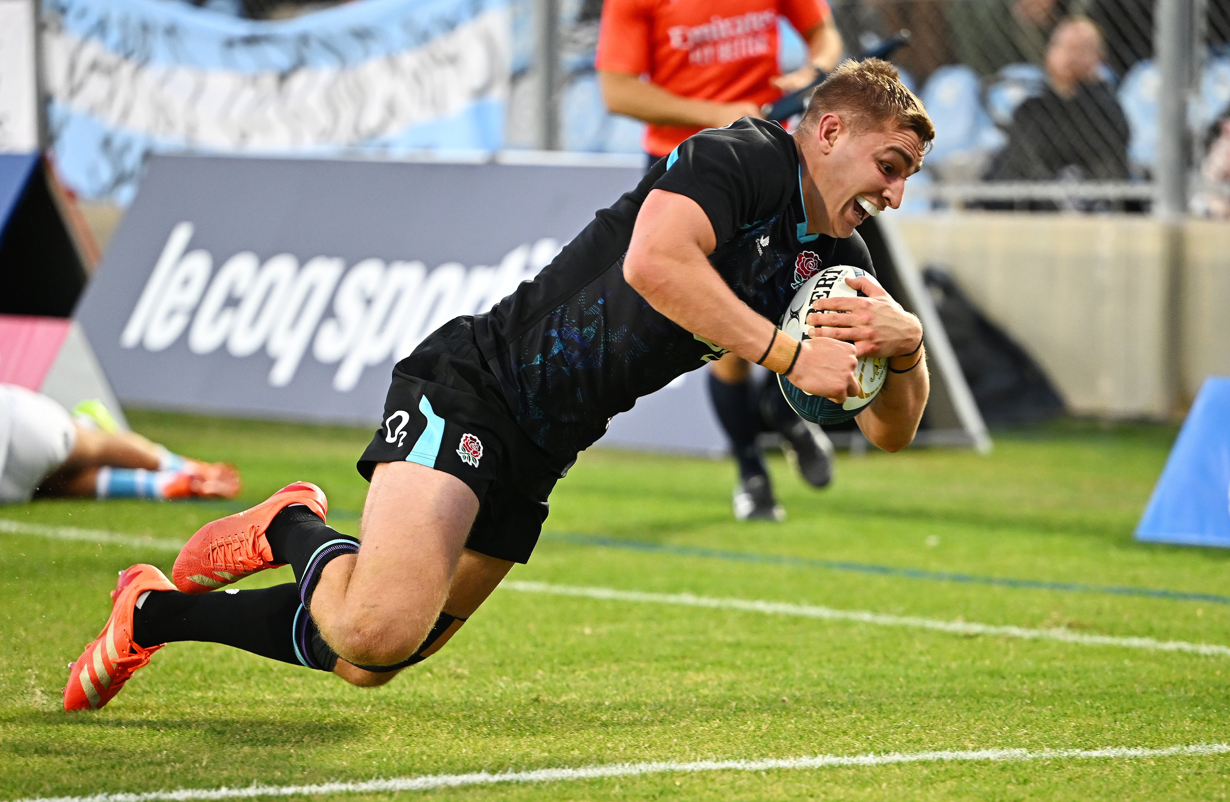 Jack van Poortvliet’s late try gave England a dramatic win over Los Pumas