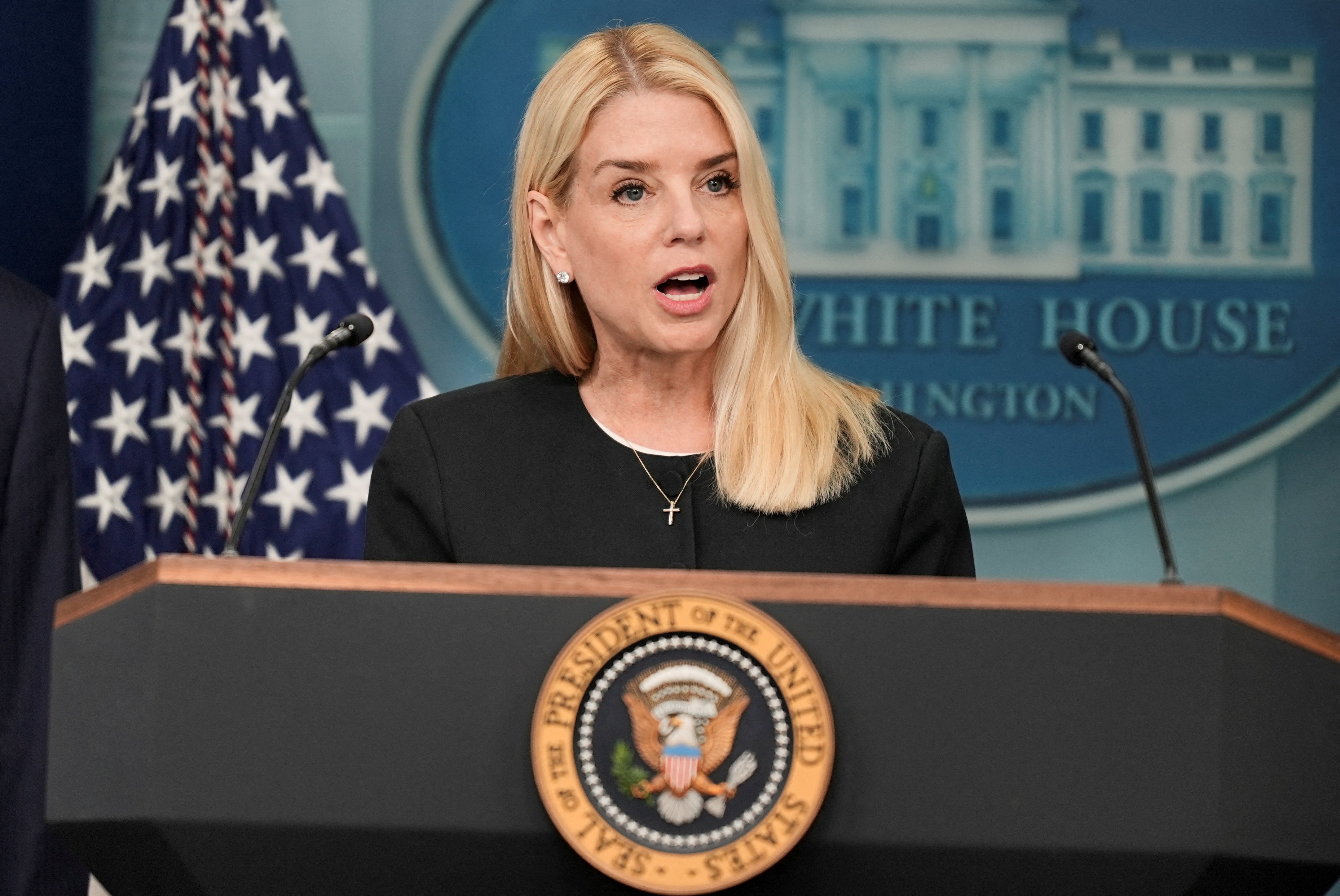 Attorney General Pam Bondi was confronted with Maga Fury after announcing the results in the case of Epstein.