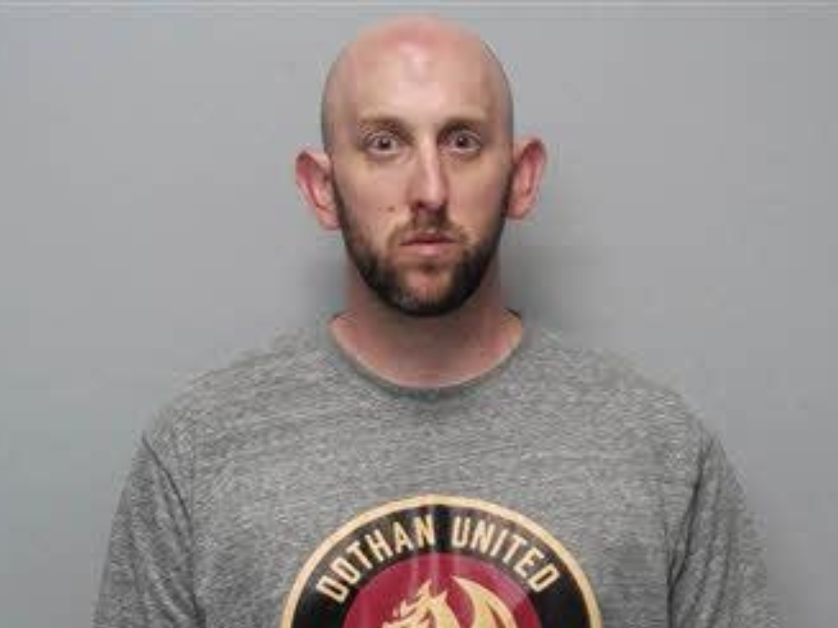 Pastor leaves toddler alone in car while he drinks at bar