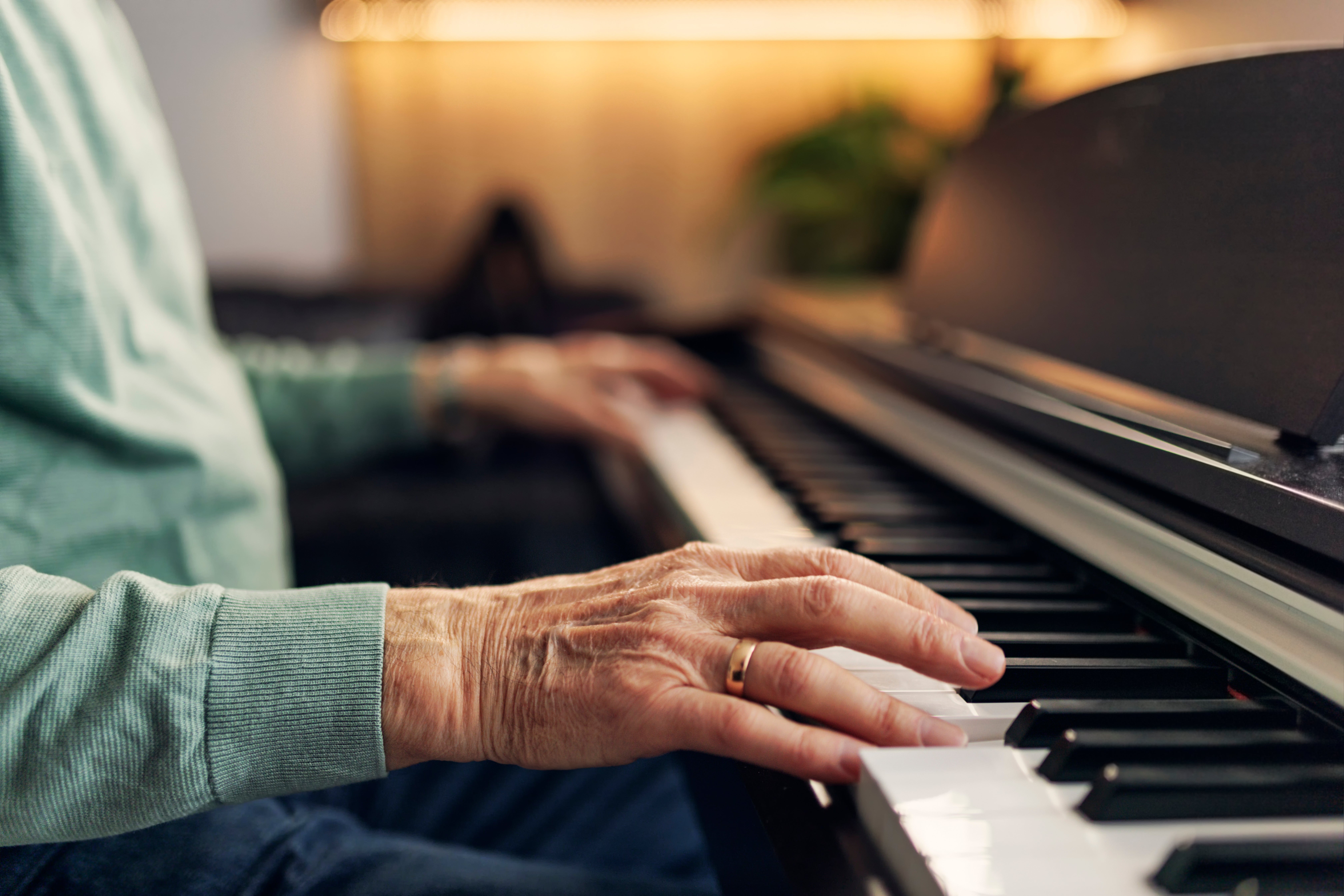 Older adults with long-term musical training performed better at understanding speech in noisy environments and showed brain connectivity patterns closer to younger people