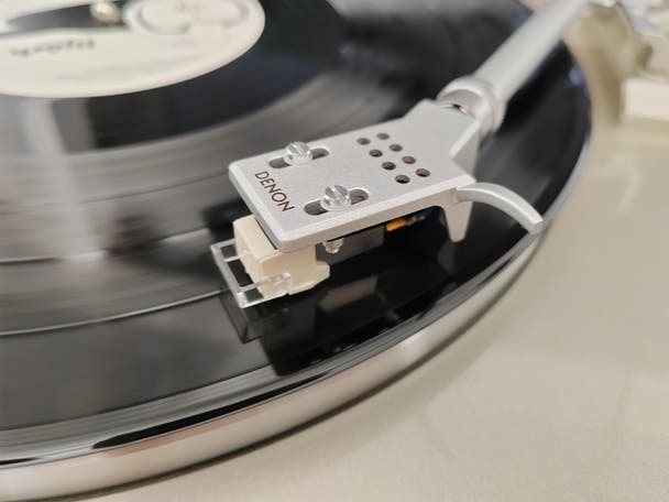 Denon DP-300F record player