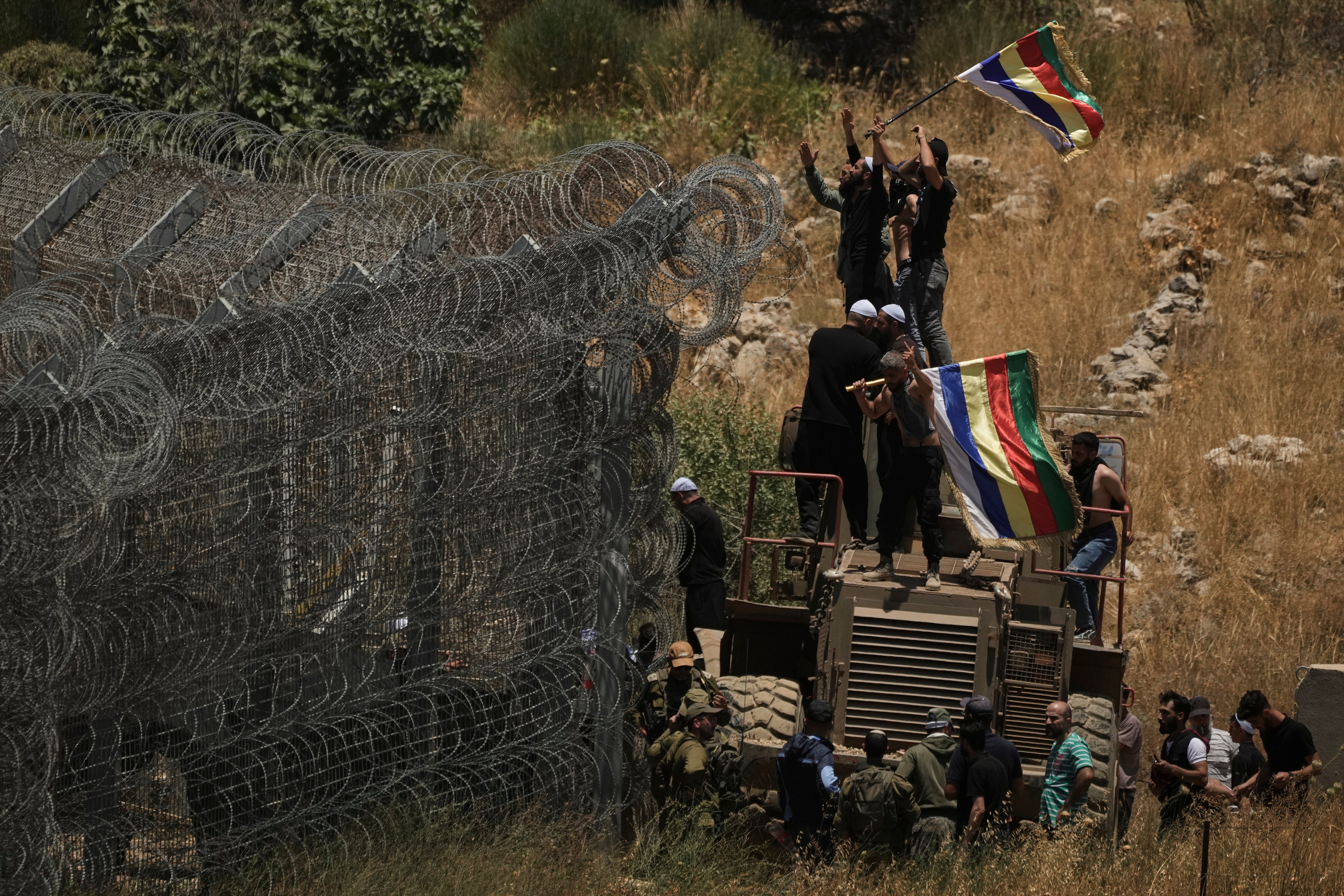 Syrian Druze protest near the Israeli-Syrian border