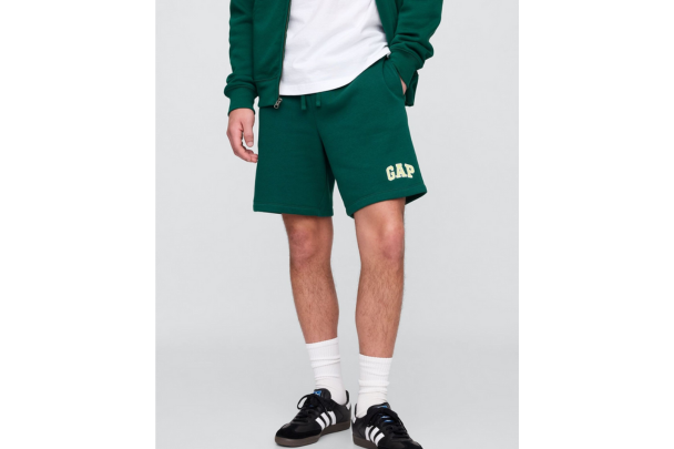 Gap pull on logo shorts