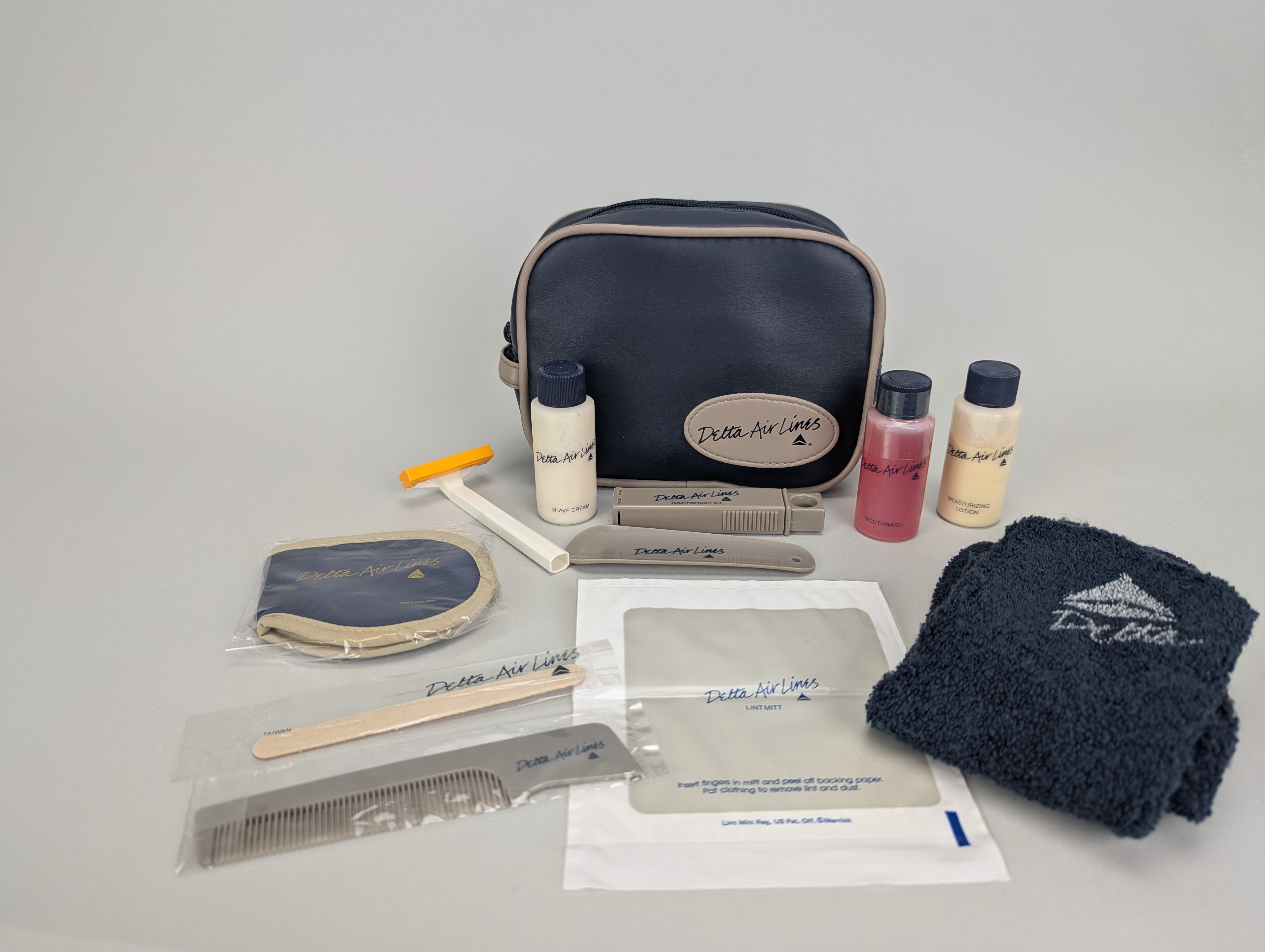 A lint mitt and a shoehorn awaited business-class passengers in 1985