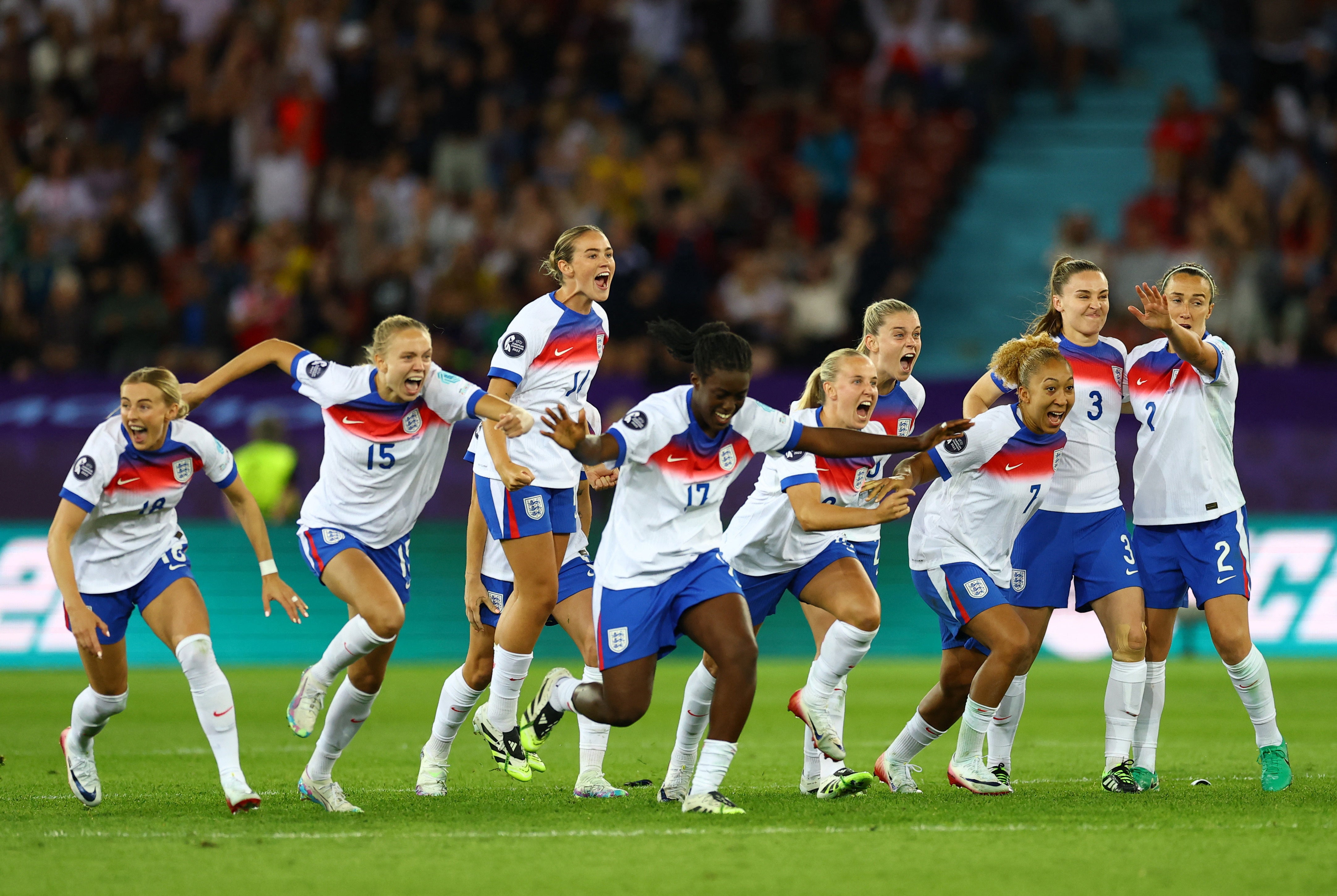 Anglie hráči slaví dosažení semifinále Euro 2025