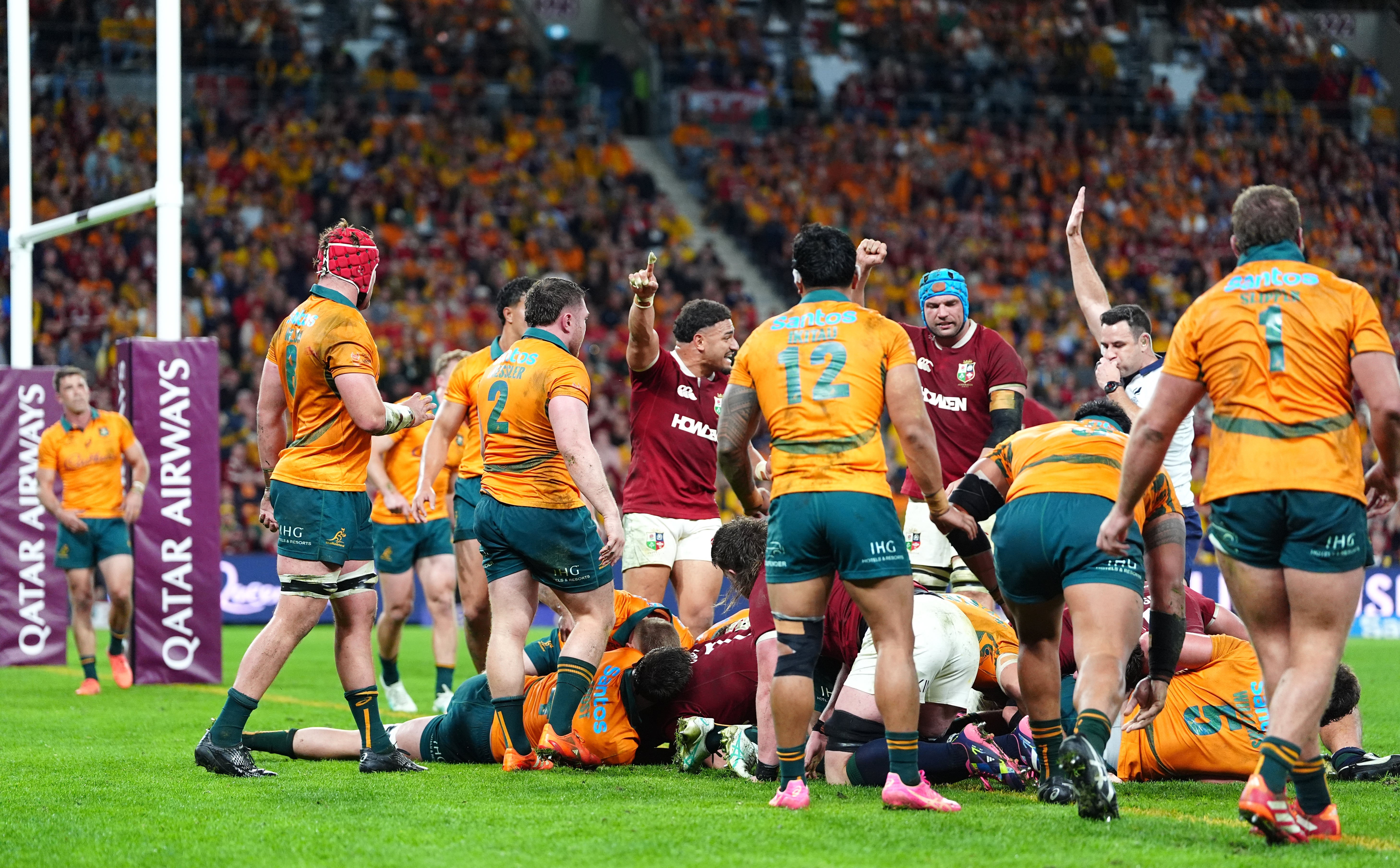 Referee Ben O’Keeffe awards Tom Curry's try