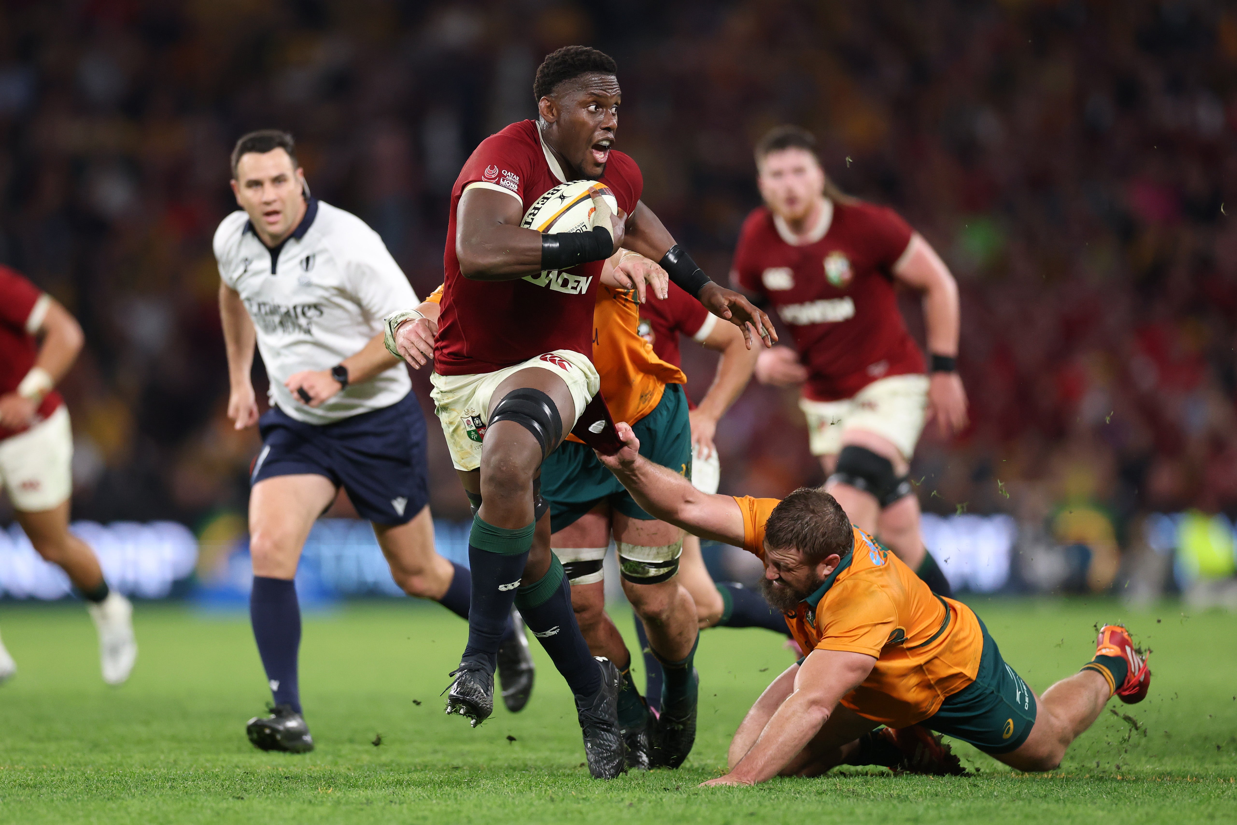 Kapitán Lions Maro Itoje rozbije náčiní Jamese Slippera během prvního testu v Brisbane