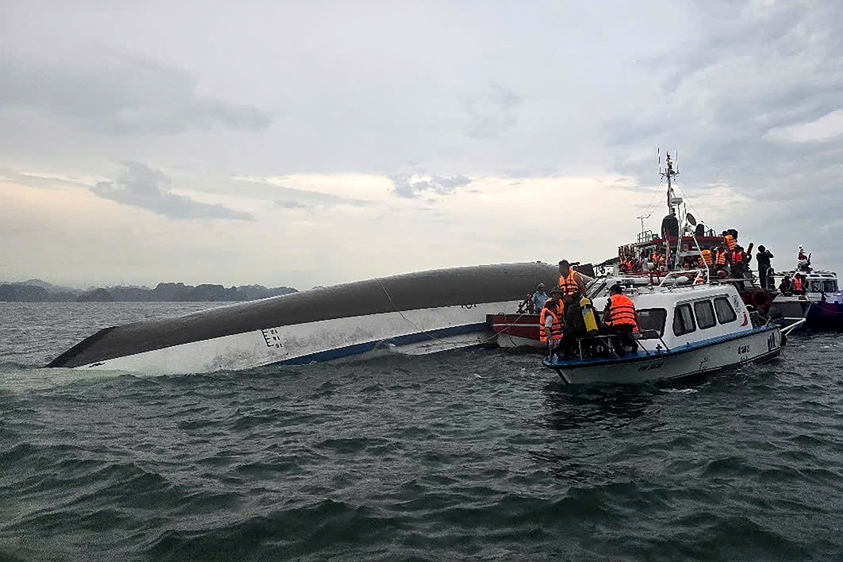 Rescuers at the scene of the tragedy in Ha Long Bay