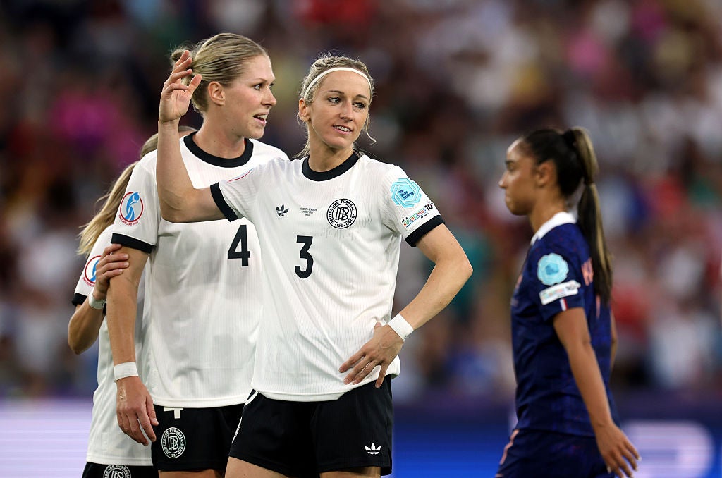 Kathrin Hendrich z Německa reaguje poté, co byla zobrazena červená karta pro tažení vlasů soupeře