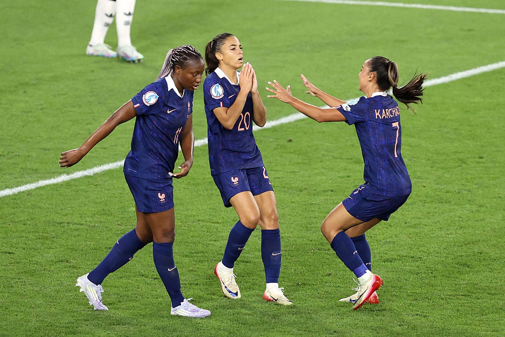 Flick Delphine Cascarino byl jedním ze dvou Francie zakázáno pro offside