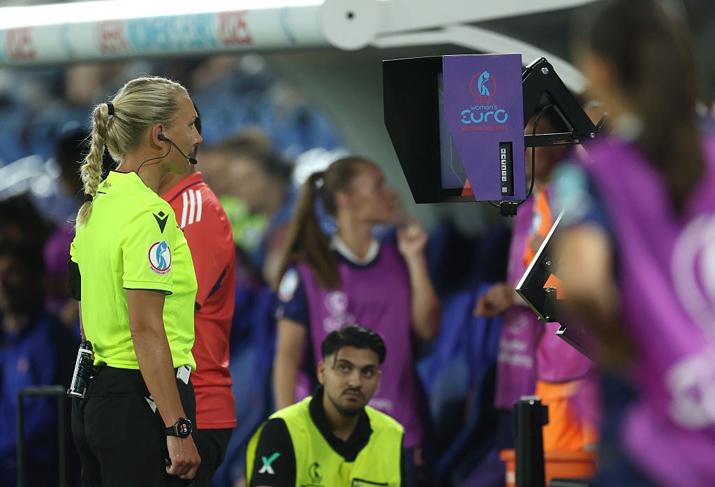 Rozhodčí Tess Olofsson zakazuje Francii a Grace Geyoroův druhý gól