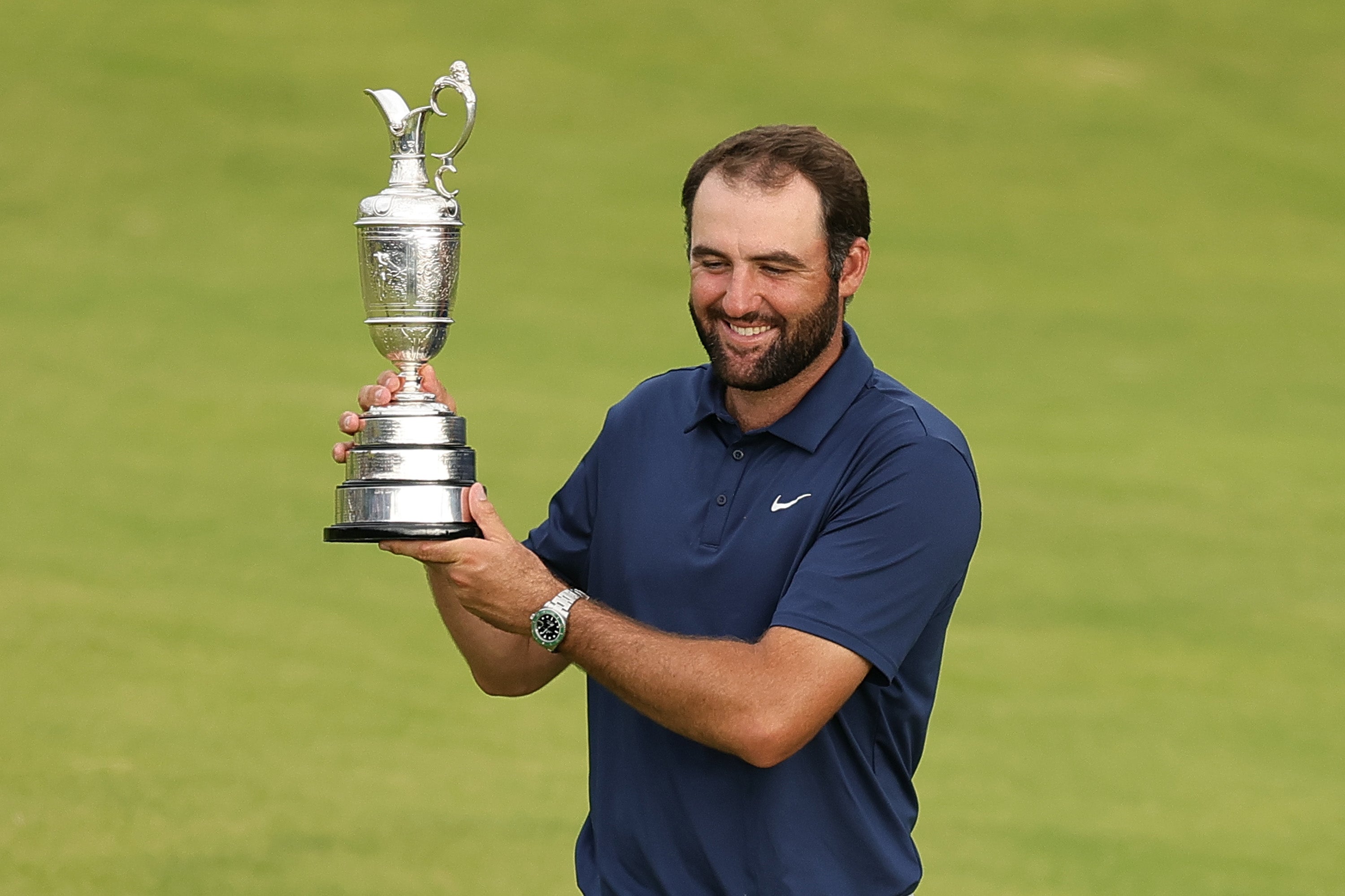 Scheffler poses with the Claret Jug