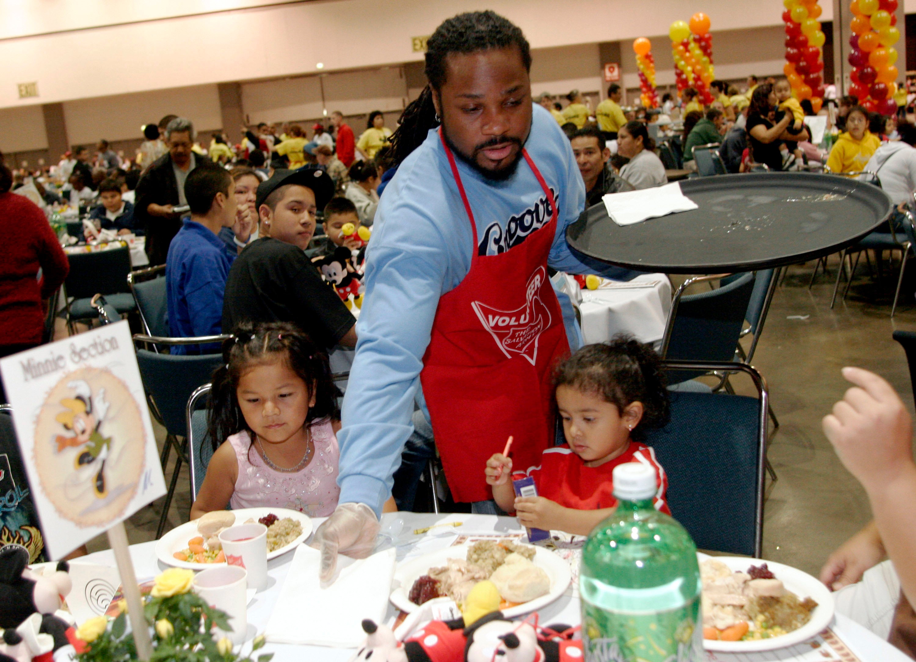 Malcolm-Jamal Warner volunteering at the Salvation Army's Southern California Thanksgiving Eve Dinner in November 2005