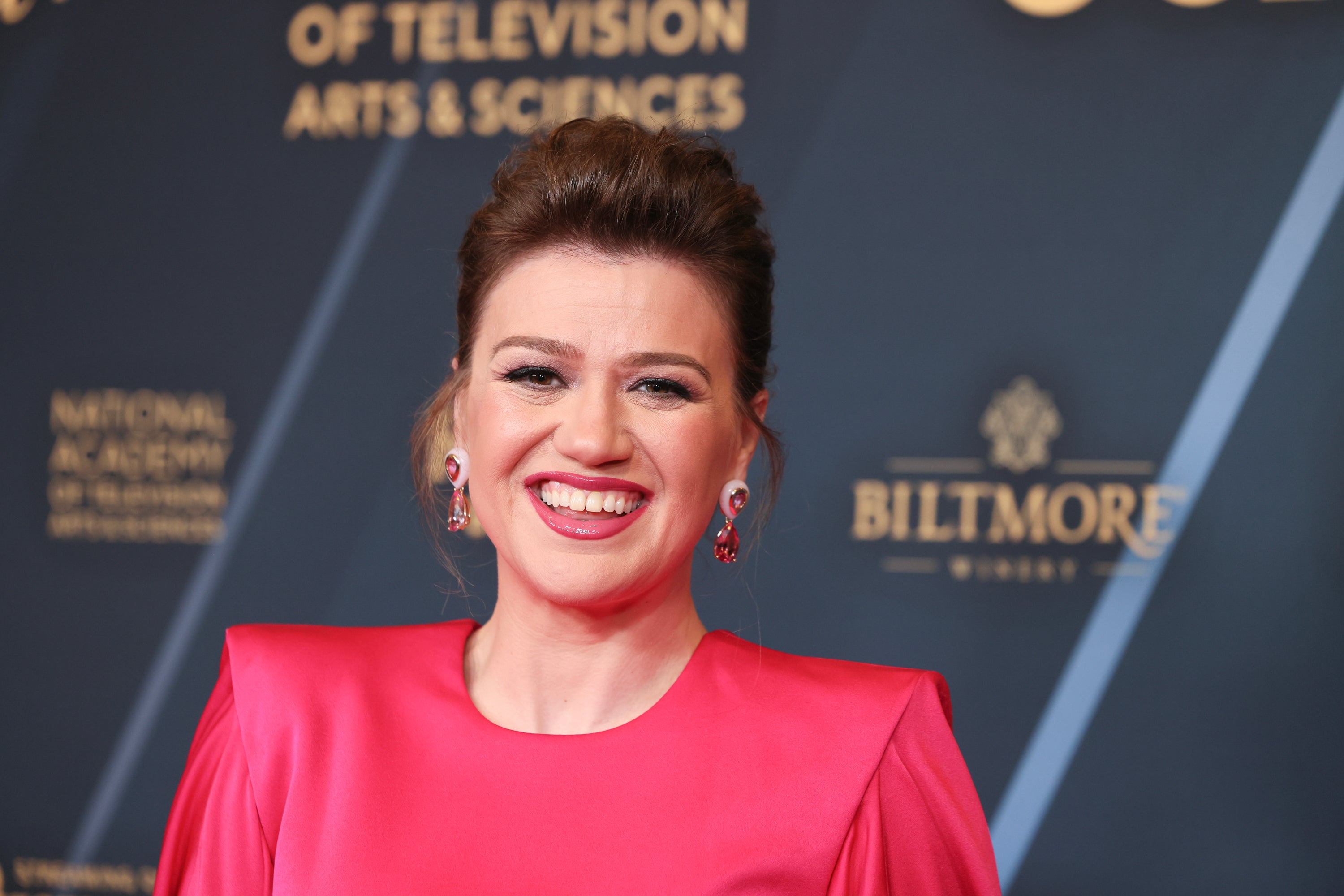 Kelly Clarkson says dating is ‘very difficult’ and that’s why she doesn’t do it