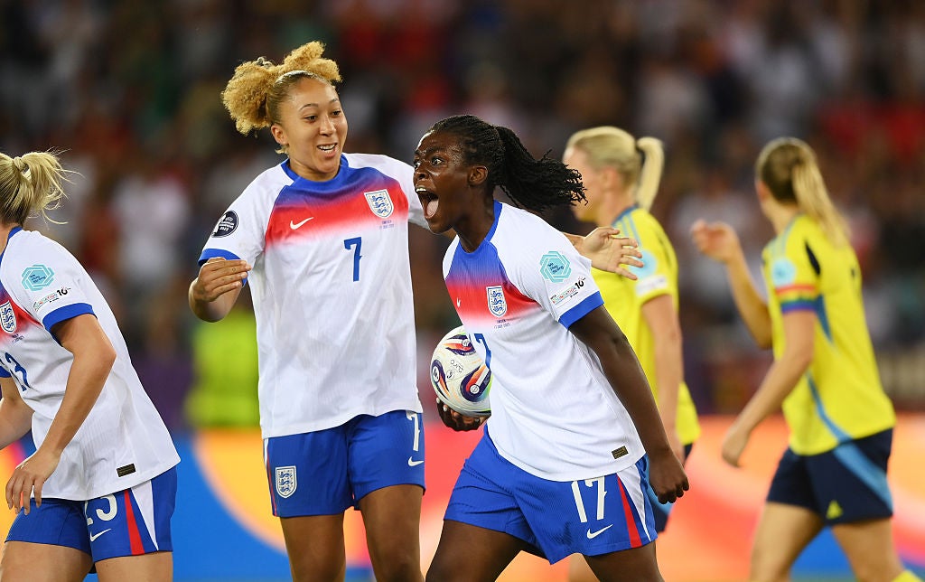 Domácí souprava v Anglii má kolem krku modrý pruh