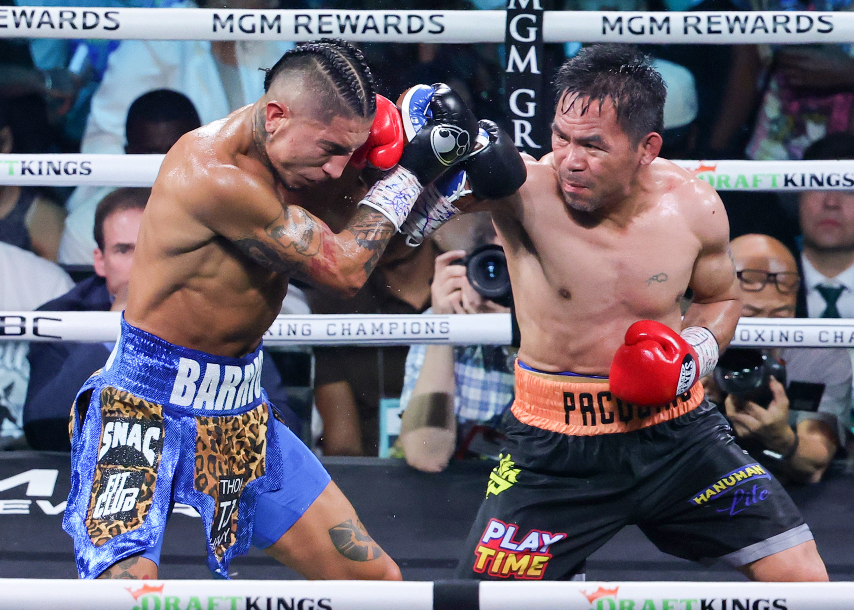 Manny Pacquiao (vpravo) během jeho titulní výzvy proti Mario Barrios
