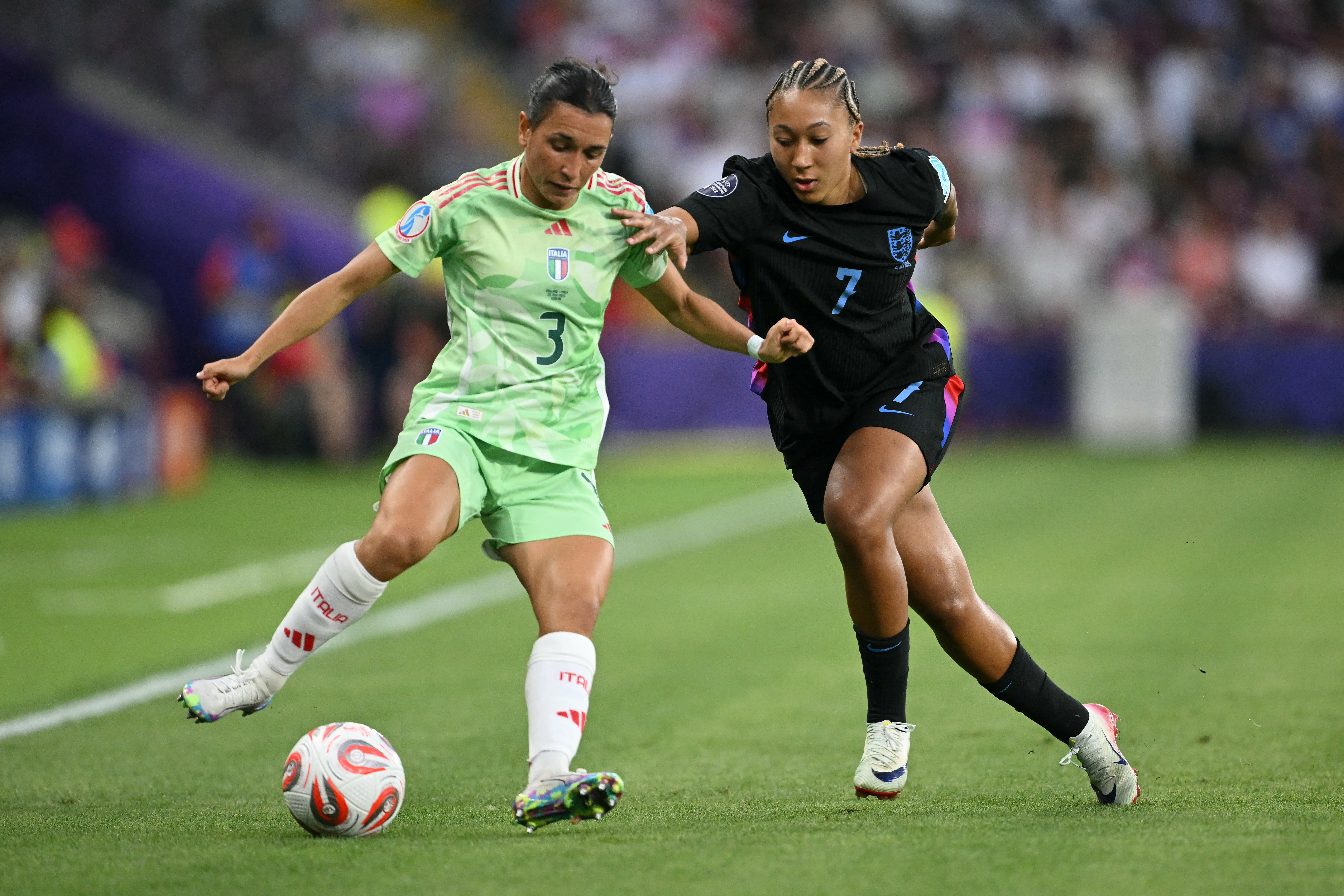 Obránce Itálie #03 Lucia di Guglielmo (L) ověřuje s anglickým útočníkem #07 Lauren James