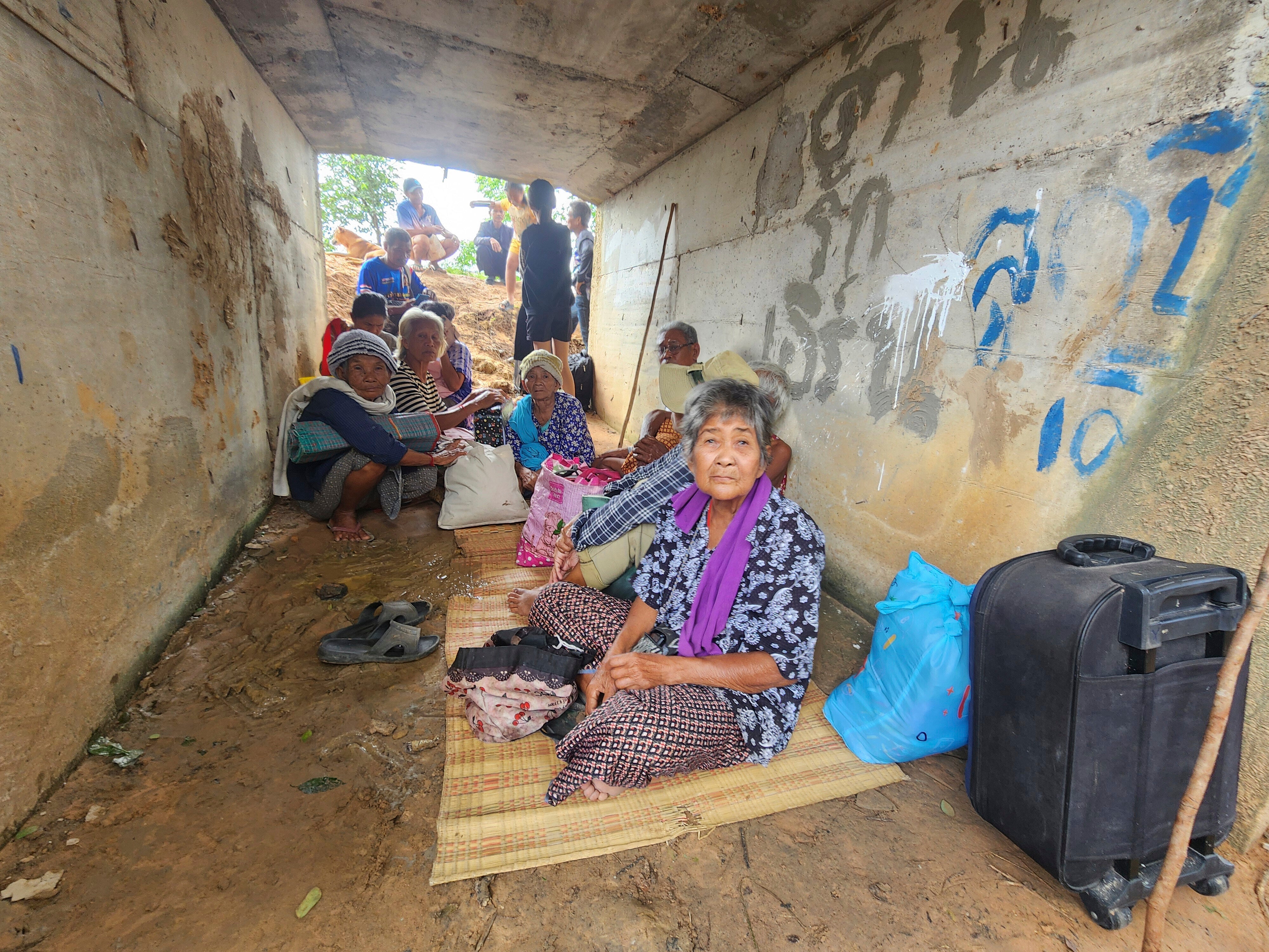 People fleeing clashes between Thai and Cambodian soldiers take shelter in Surin province, northeastern Thailand, on 24 July 2025