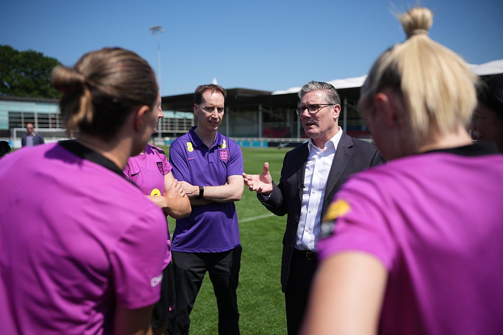 Mark Bullingham and Sir Keir Starmer with England's players before Euro 2025