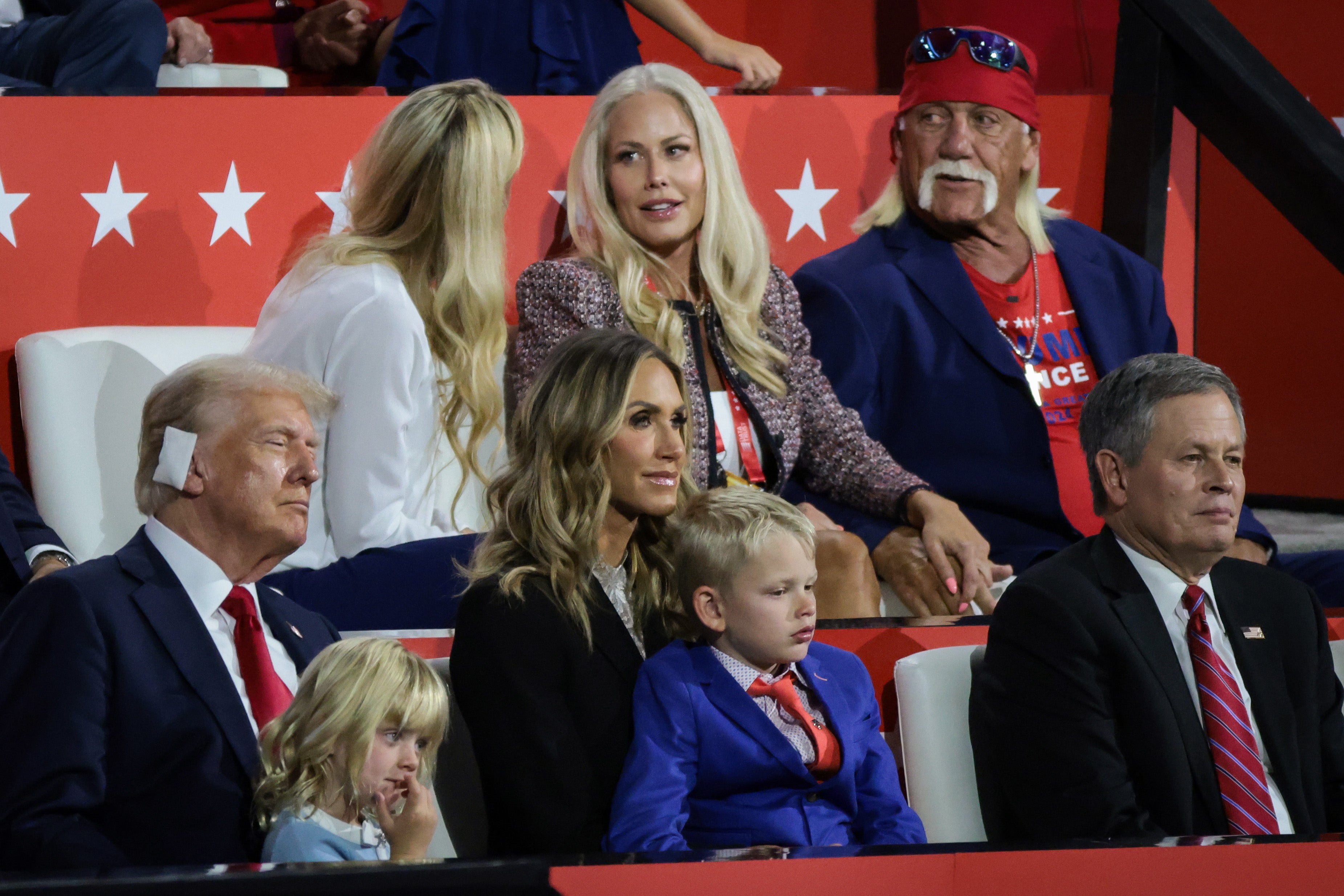 Vanessa Trump hovoří s Hulkem Hoganem a jeho manželkou Sky Daily, čtvrtý den republikánského národního shromáždění v Milwaukee ve Wisconsinu, když tehdejší nominee Donald Trump sedí v krabici, přičemž jeho ucho je stále ovázáno z pokusu o jeho život v Butleru, Penn.