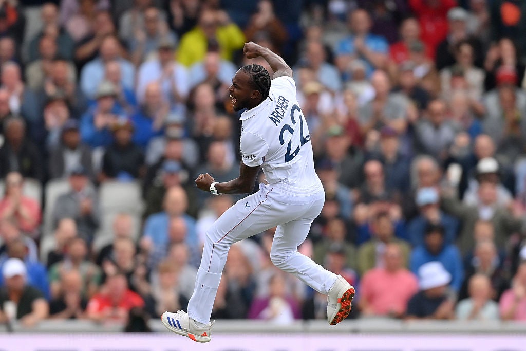 England’s Jofra Archer celebrates dismissing Ravindra Jadeja