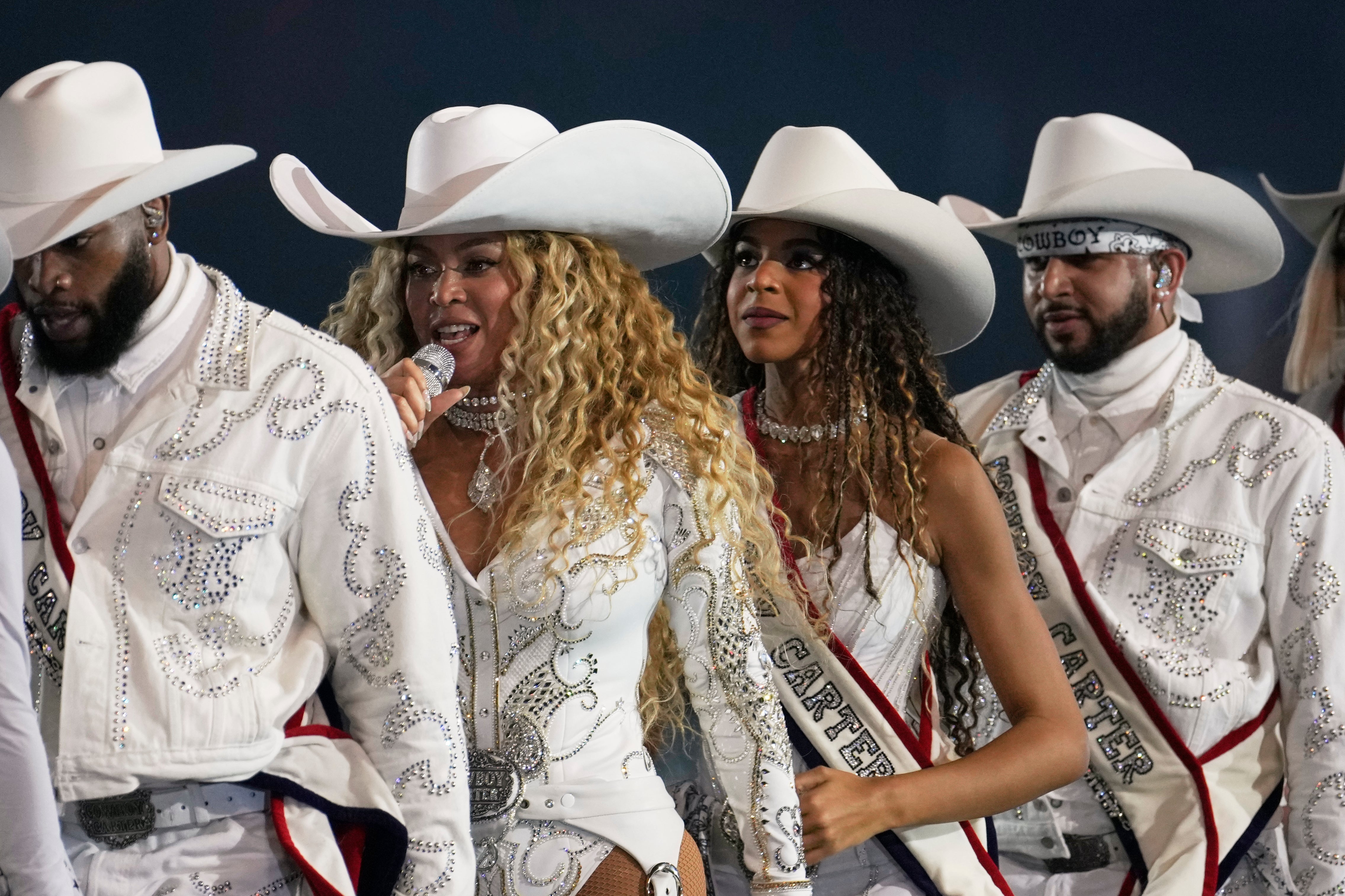 Beyonce performs with Blue Ivy