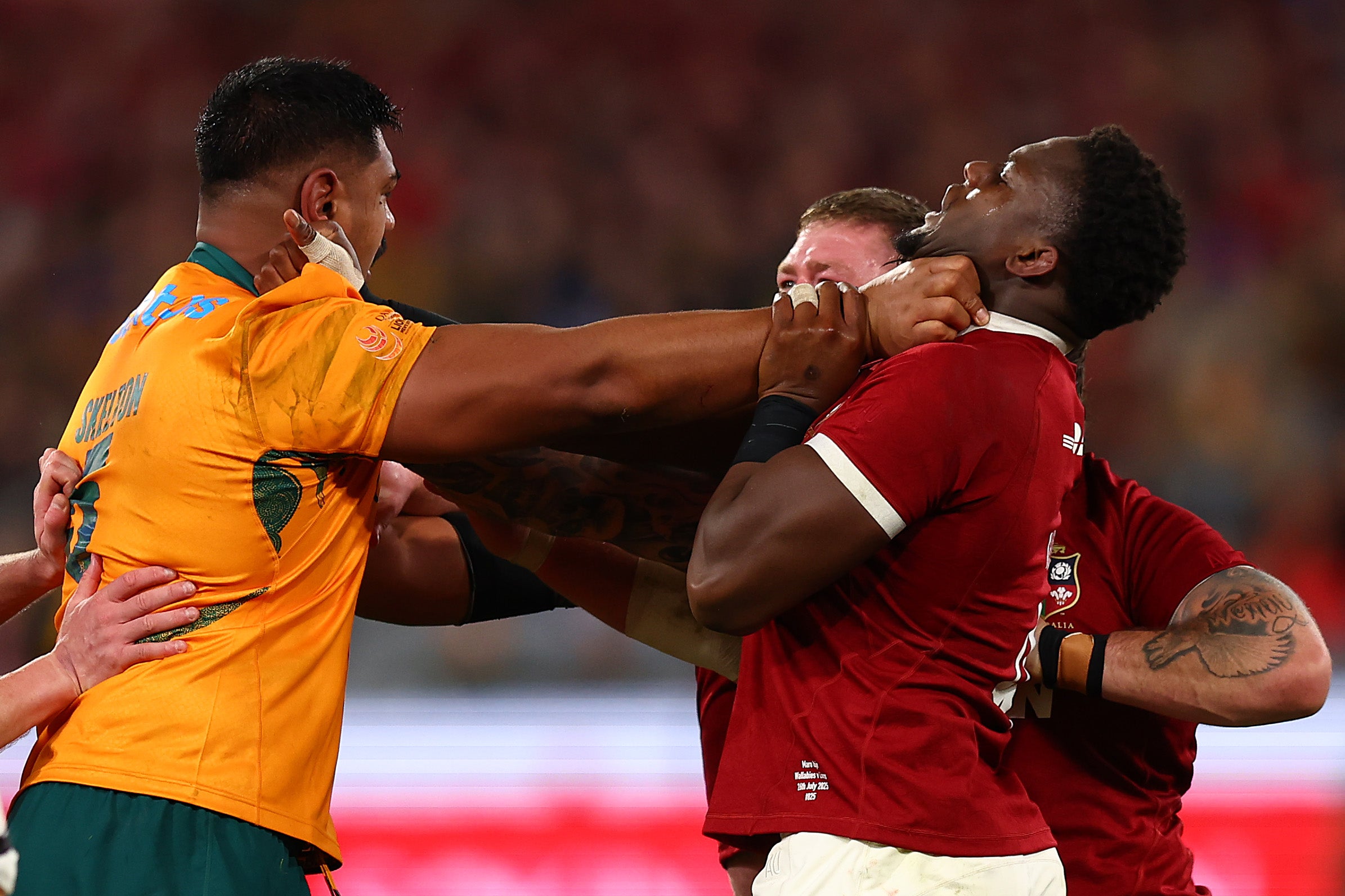 Staří přátelé budou Skelton (vlevo) a Maro Itoje šli v Melbourne na nohou