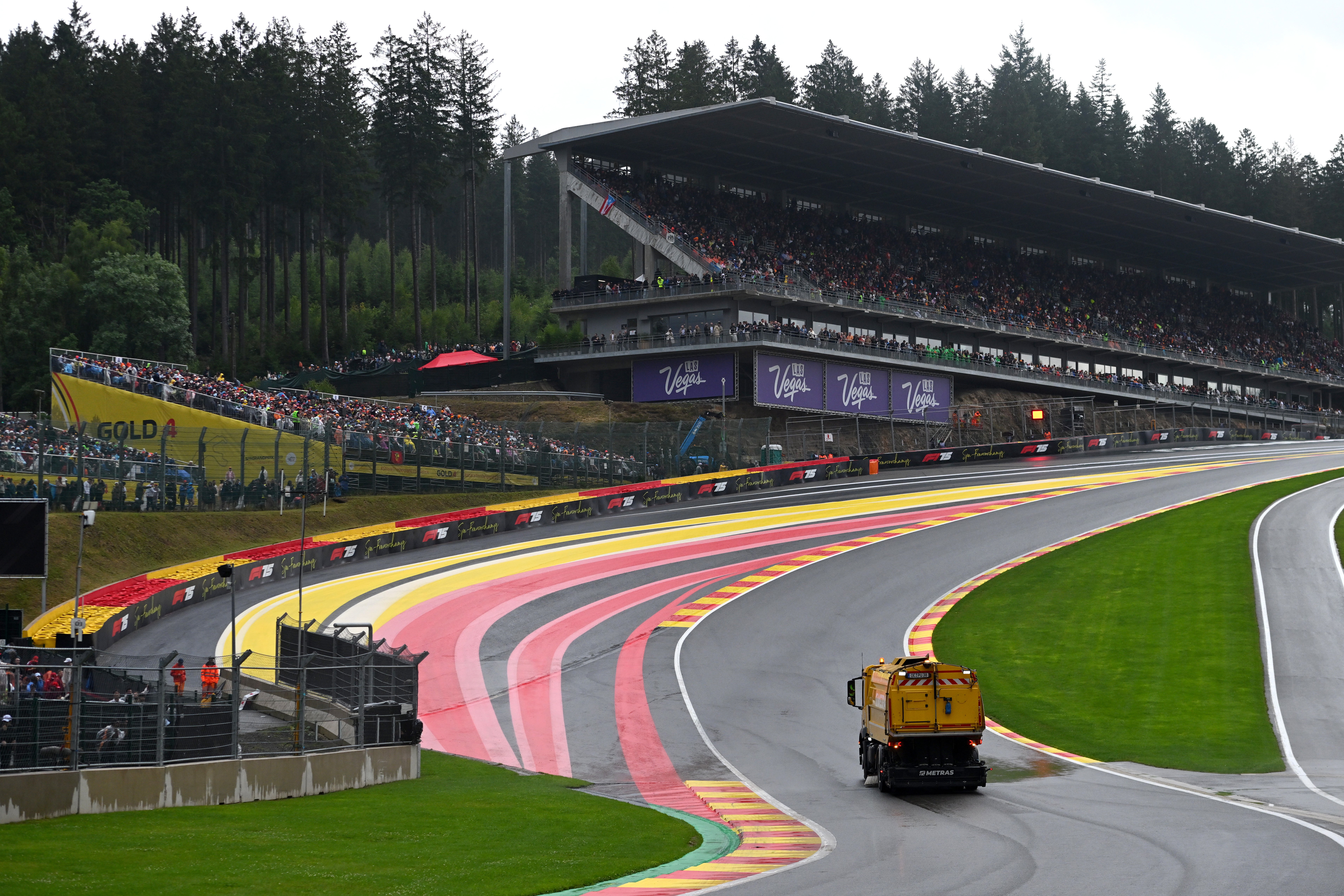 Tractors look to dry the track at Spa-Francorchamps