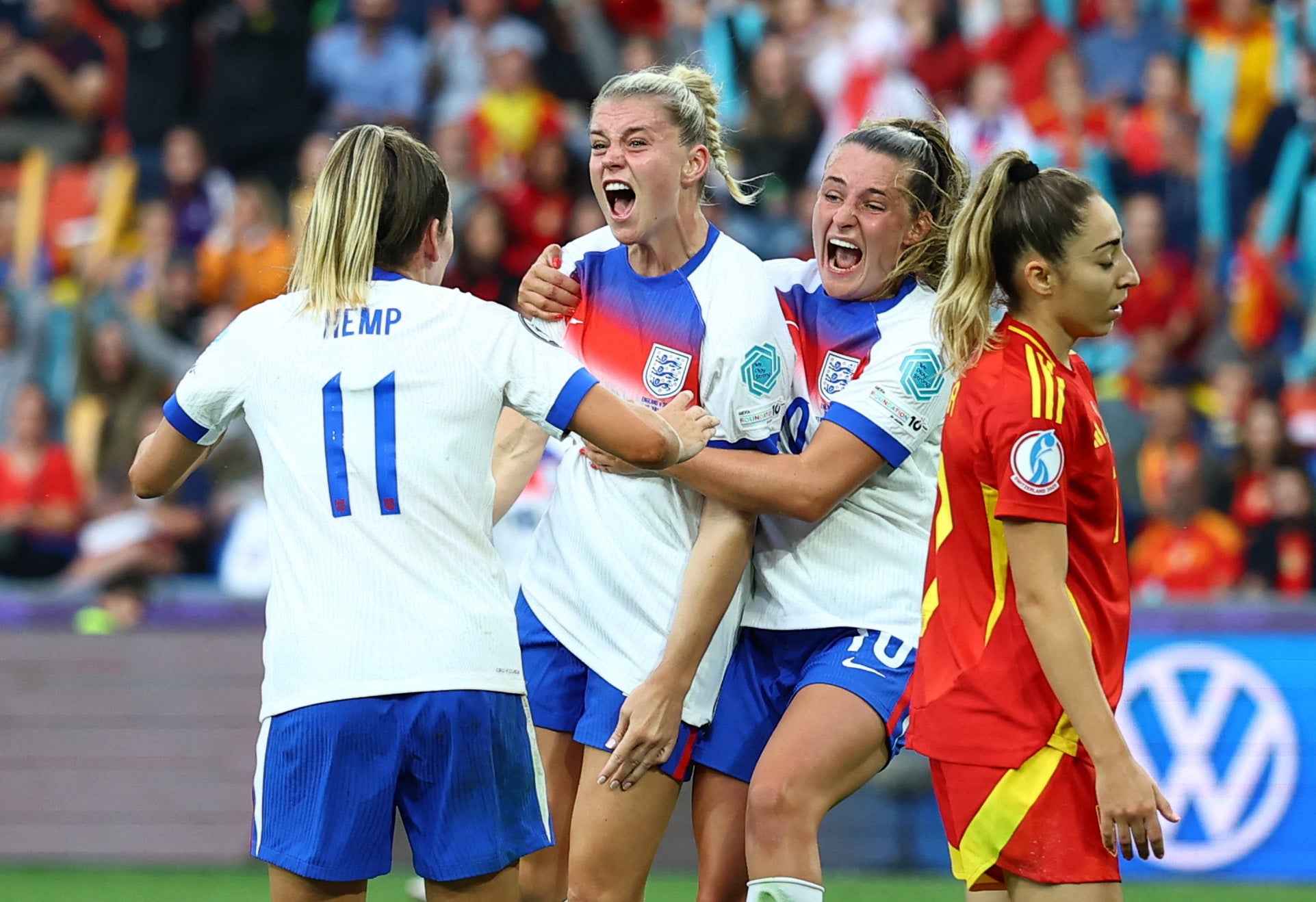 Anglie's Alessia Russo (Center) slaví bodování s Ellou Toone a Lauren Hemp