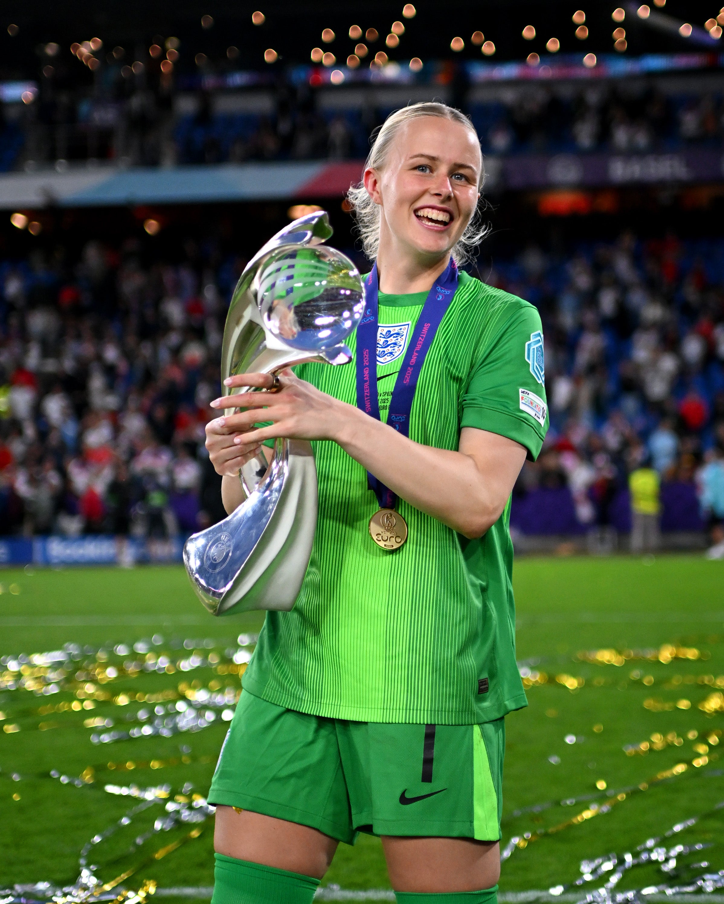 Hannah Hampton z Anglie slaví s euro trofejí žen UEFA