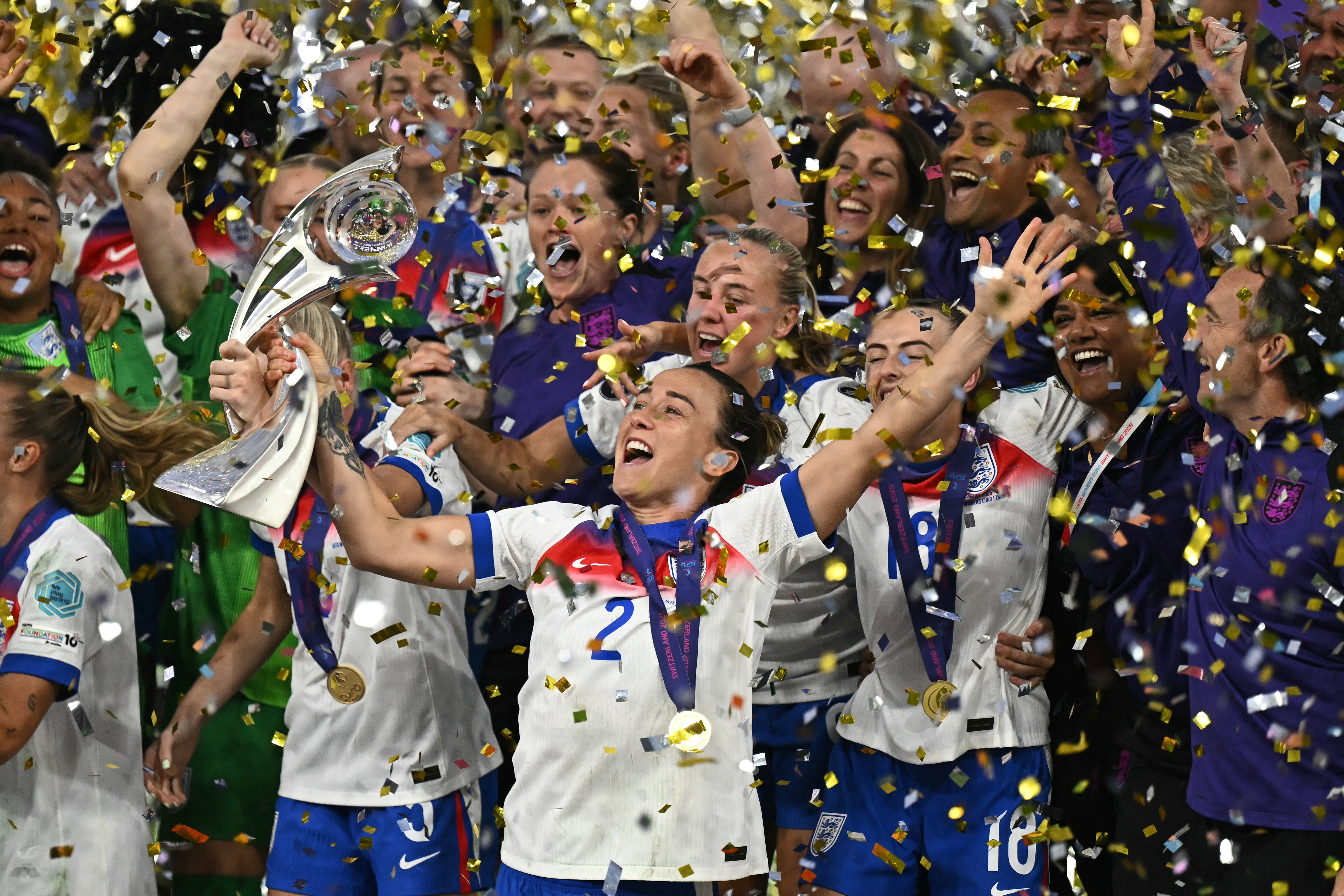 Lucy Bronze zvedne trofej European Championship