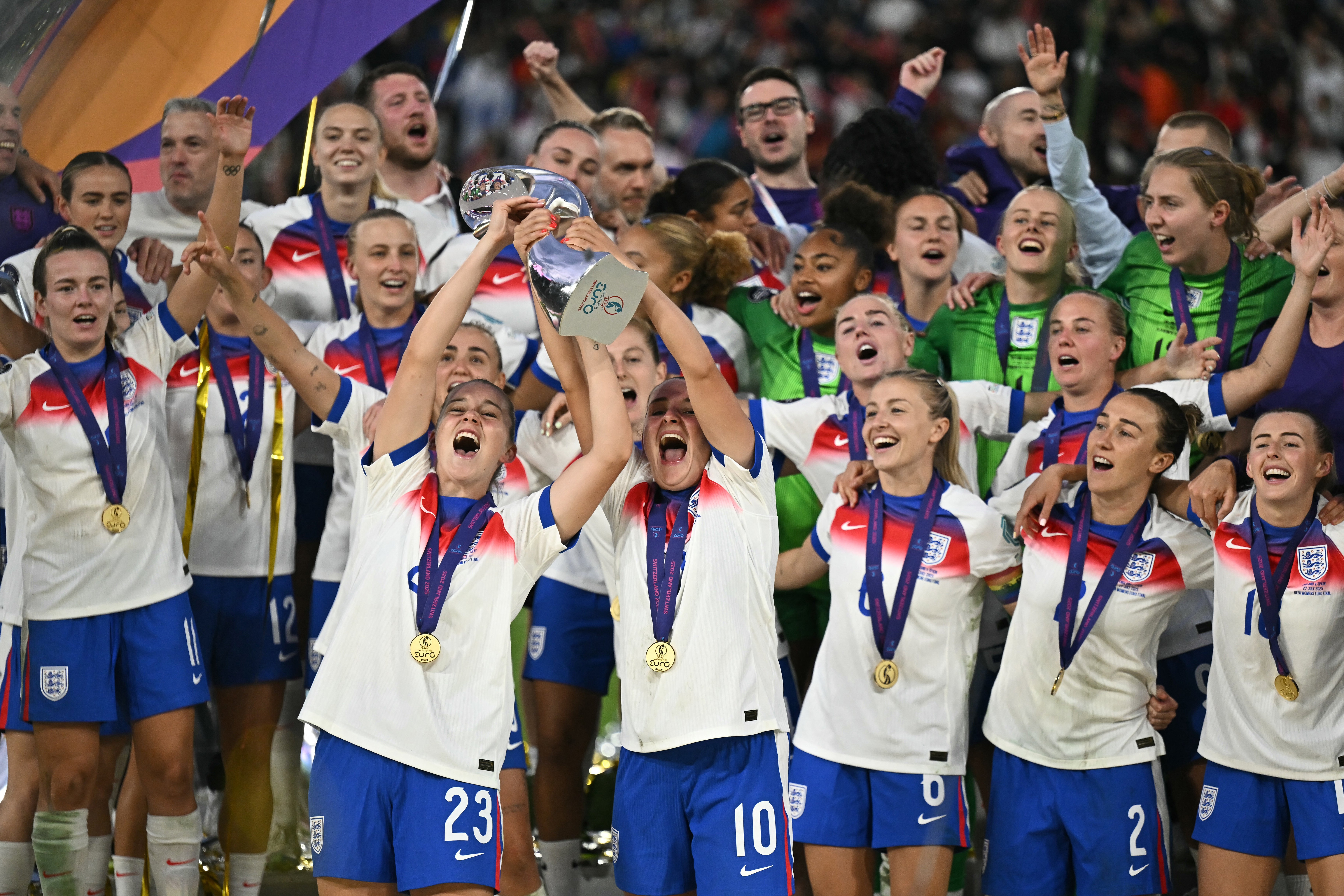 Anglie hráči zvednou trofej, když oslavují vítězství ve finále Euro 2025 UEFA