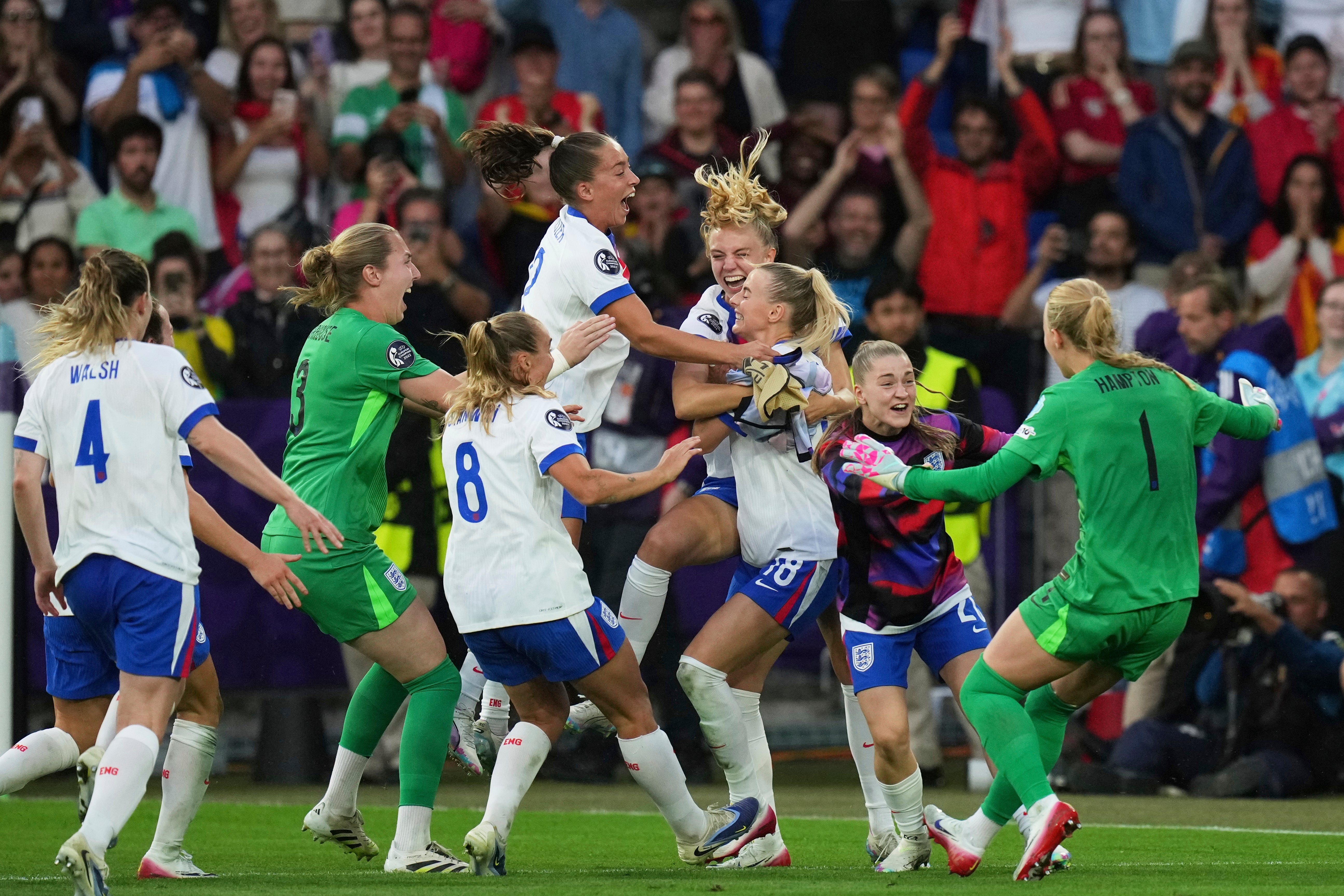 Anglie hráči slaví po Chloe Kelly vyhrávat penaltový kop