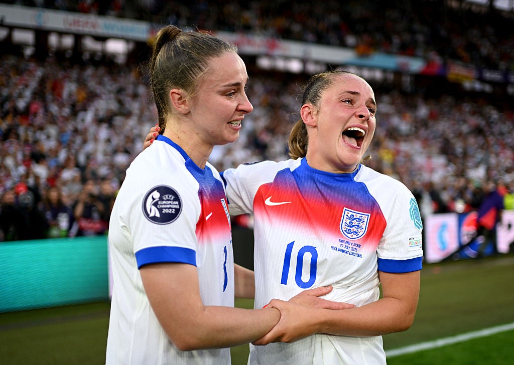 Niamh Charles (vlevo) a Ella Toone oslaví po vítězství ve finále Euro 2025 UEFA