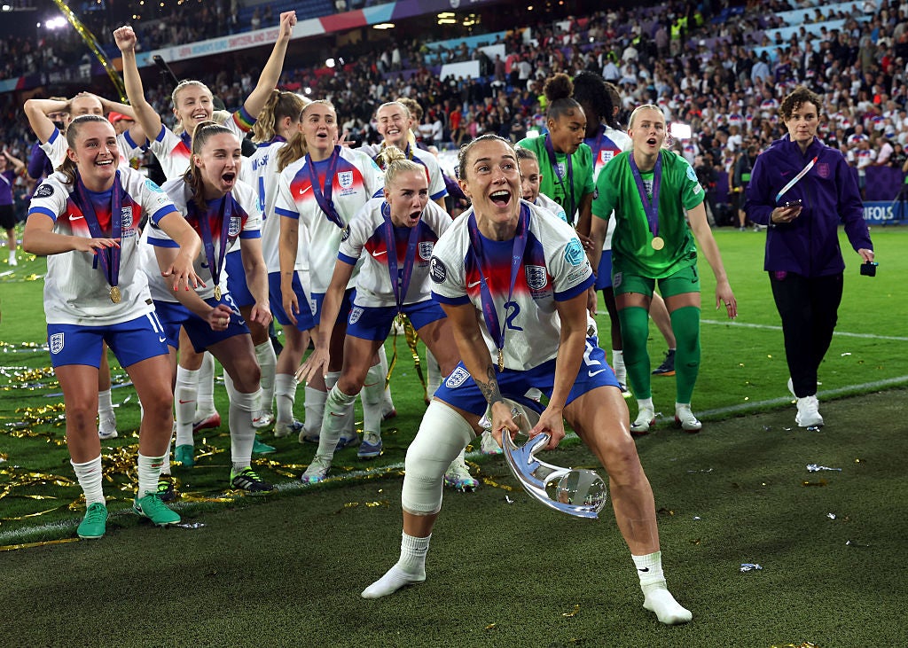 Anglie hráči zvednou trofej, když oslavují vítězství ve finále Euro 2025 UEFA