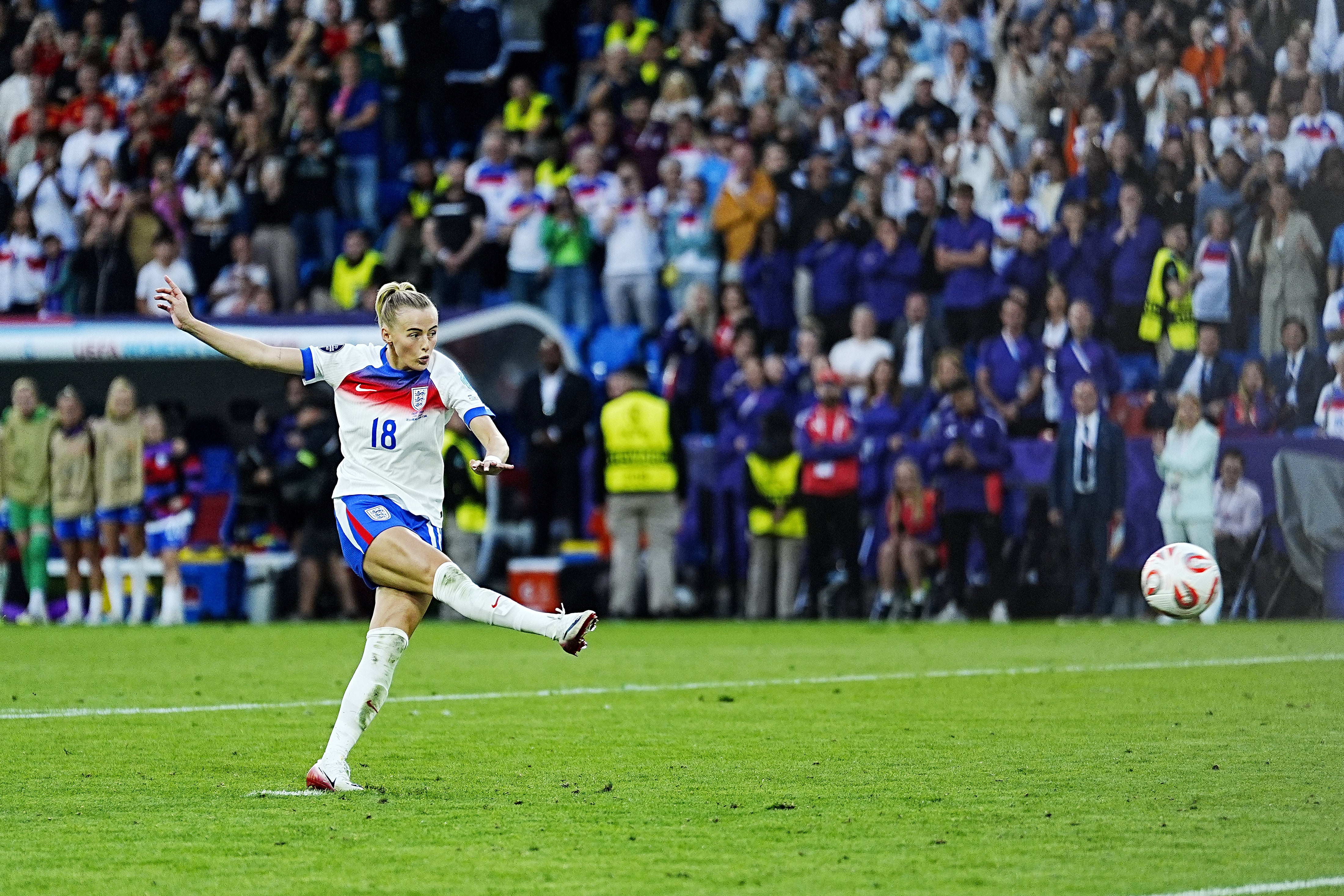 England’s Chloe Kelly scores the winning penalty (Peter Byrne/PA)