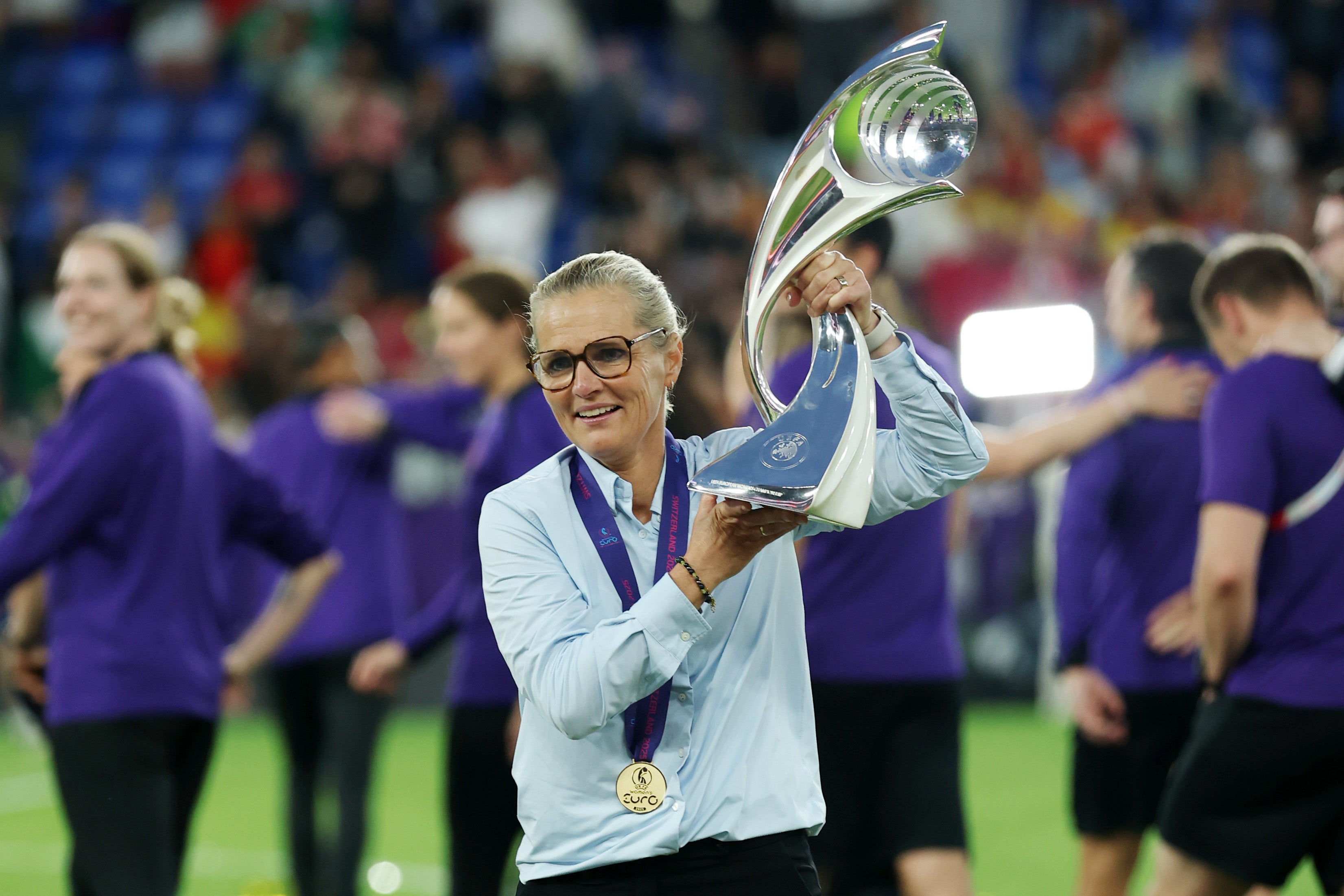 Sarina Wiegman, hlavní trenér Anglie, slaví s euro trofejí žen UEFA