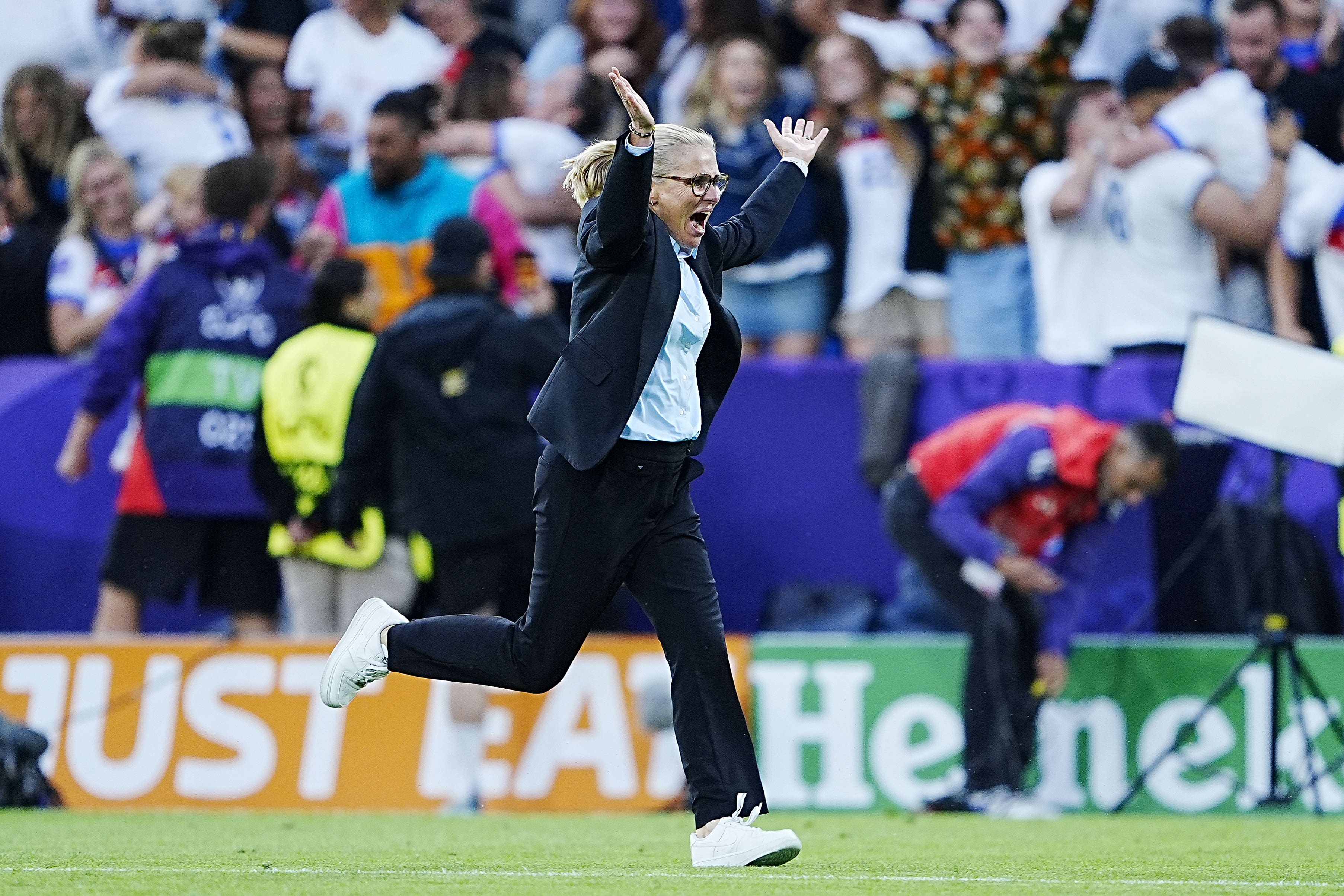 Anglie Manager Sarina Wiegman slaví poté, co Chloe Kelly zaznamená výherní trest